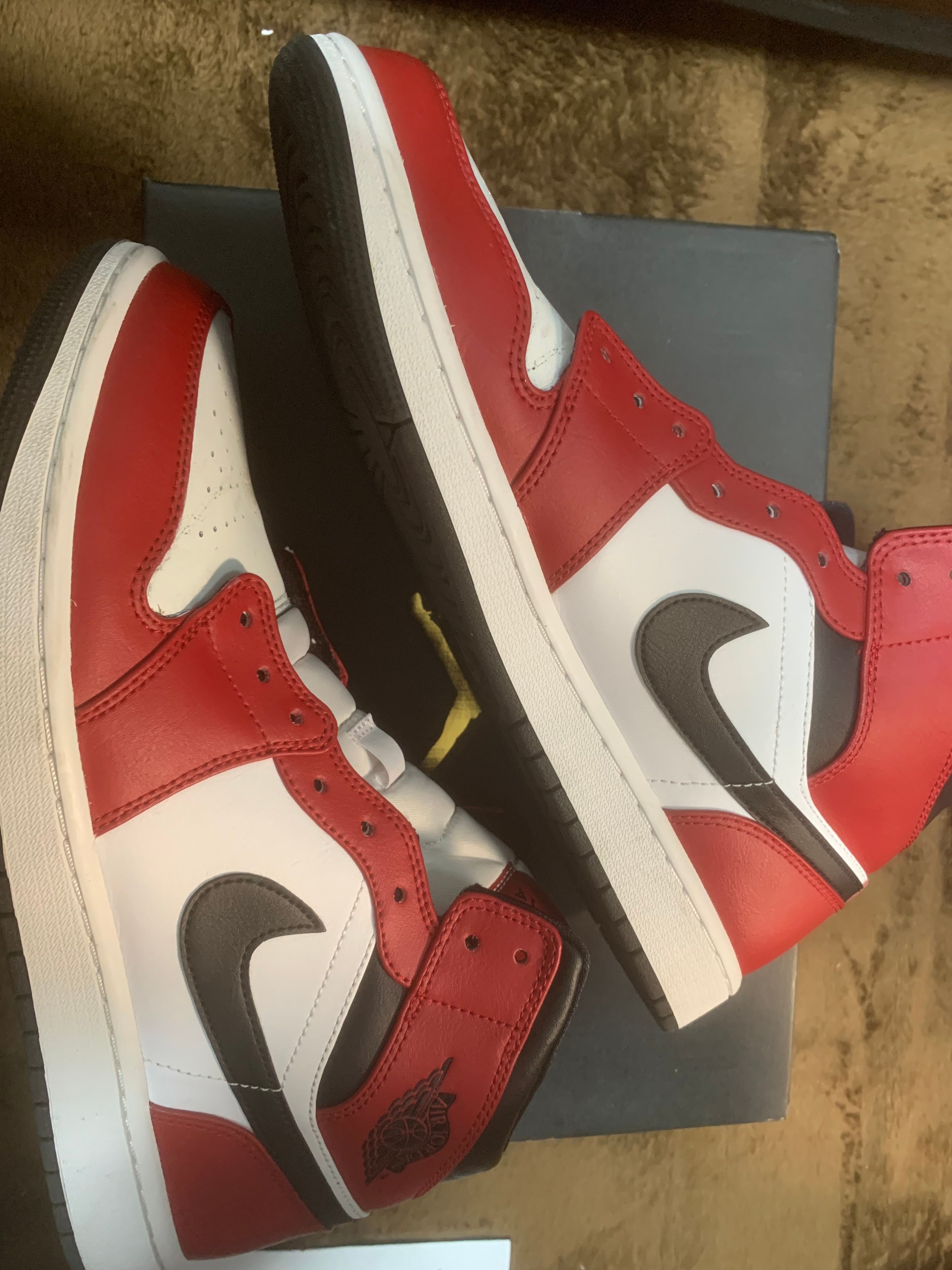 Nike Air Jordan 1 Mid "Chicago Black Toe"