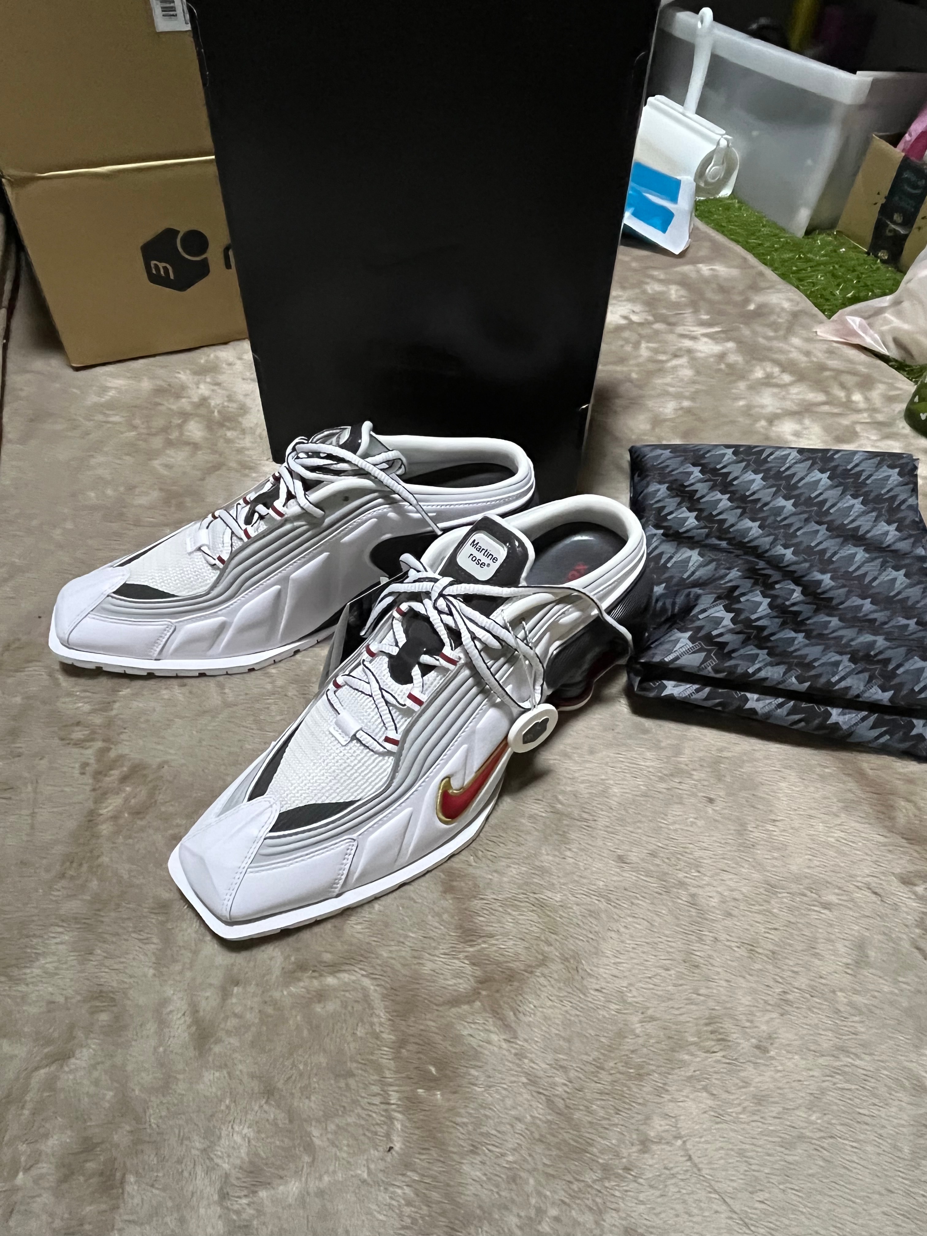 マーティンローズ × ナイキ ウィメンズ ショックス MR4 "ホワイト/バーシティレッド"