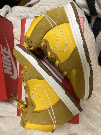 NIKE Women's DUNK HIGH SE FIRST USE "UNIVERSITY GOLD/WHITE-LIGHT GUM BROWN"