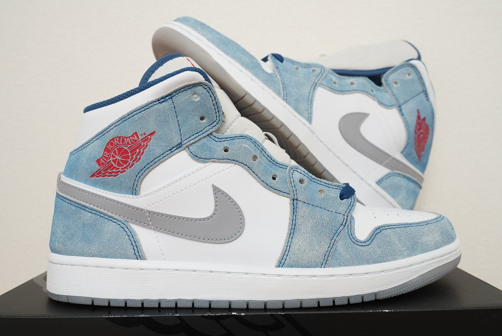 Nike Air Jordan 1 Mid SE "White/Hyper Royal/Red"