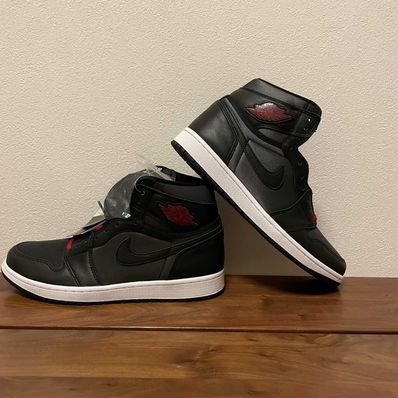 Nike Air Jordan 1 Retro High OG "Black/Metallic Silver/Gym Red"