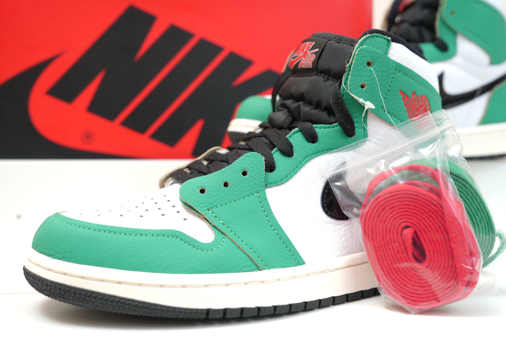 Nike Women's Air Jordan 1 High OG "Lucky Green/White-Sail-Black"
