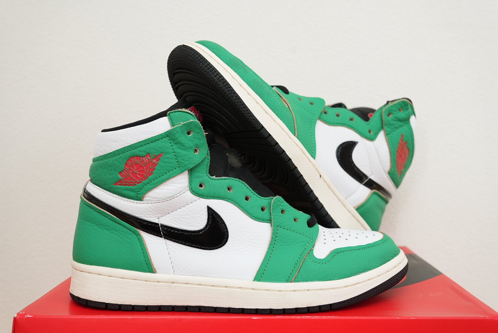 Nike Women's Air Jordan 1 High OG "Lucky Green/White-Sail-Black"