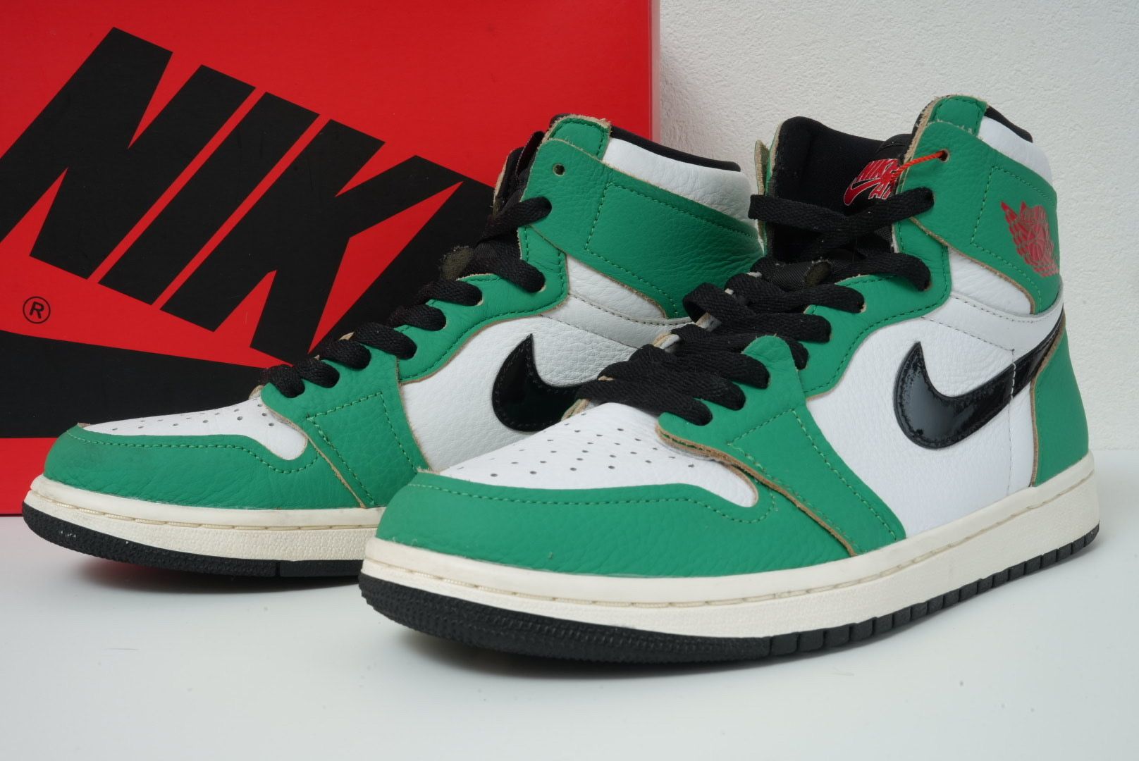 Nike Women's Air Jordan 1 High OG "Lucky Green/White-Sail-Black"   