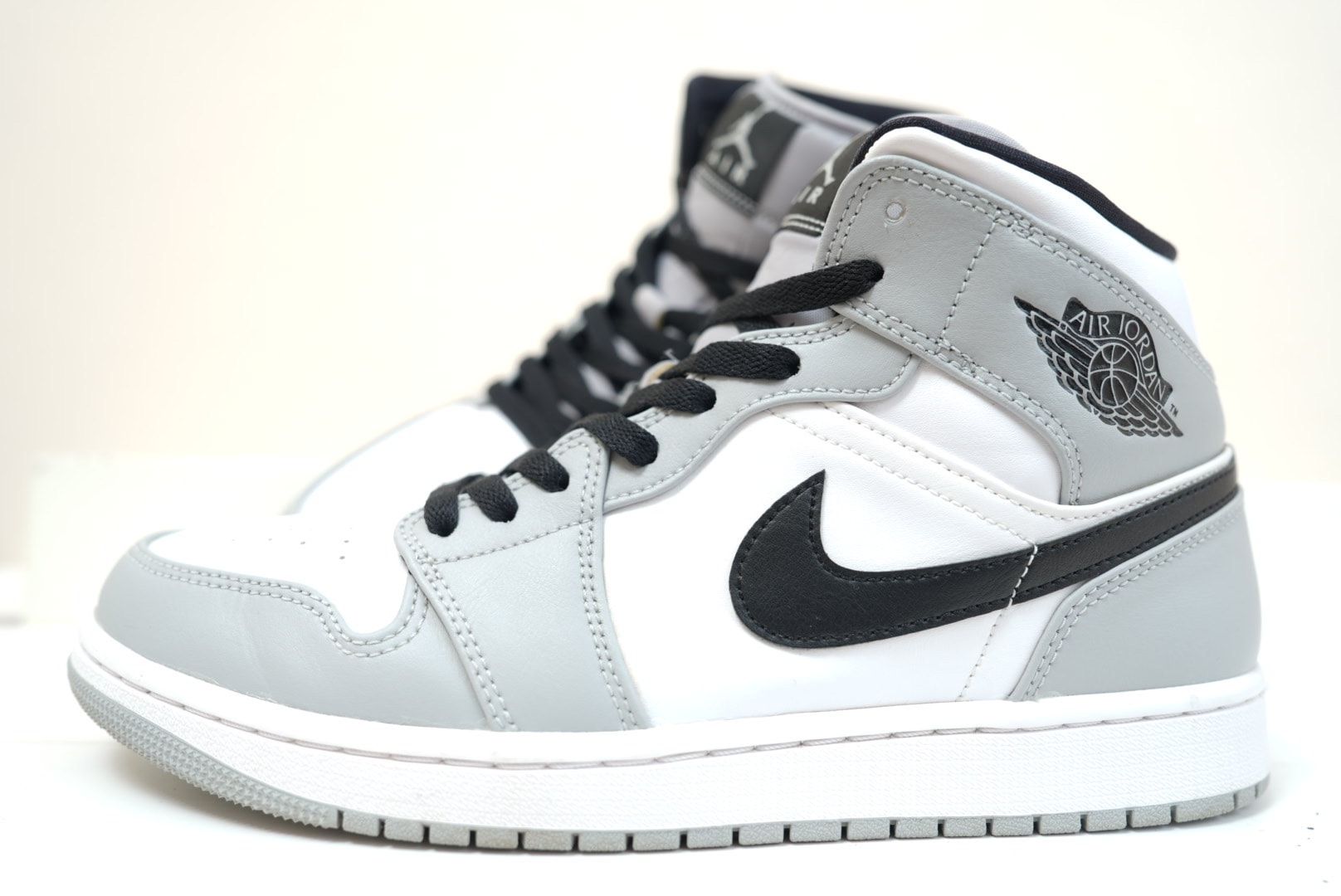 Nike Air Jordan 1 Mid "Light Smoke Grey/White/Black"
