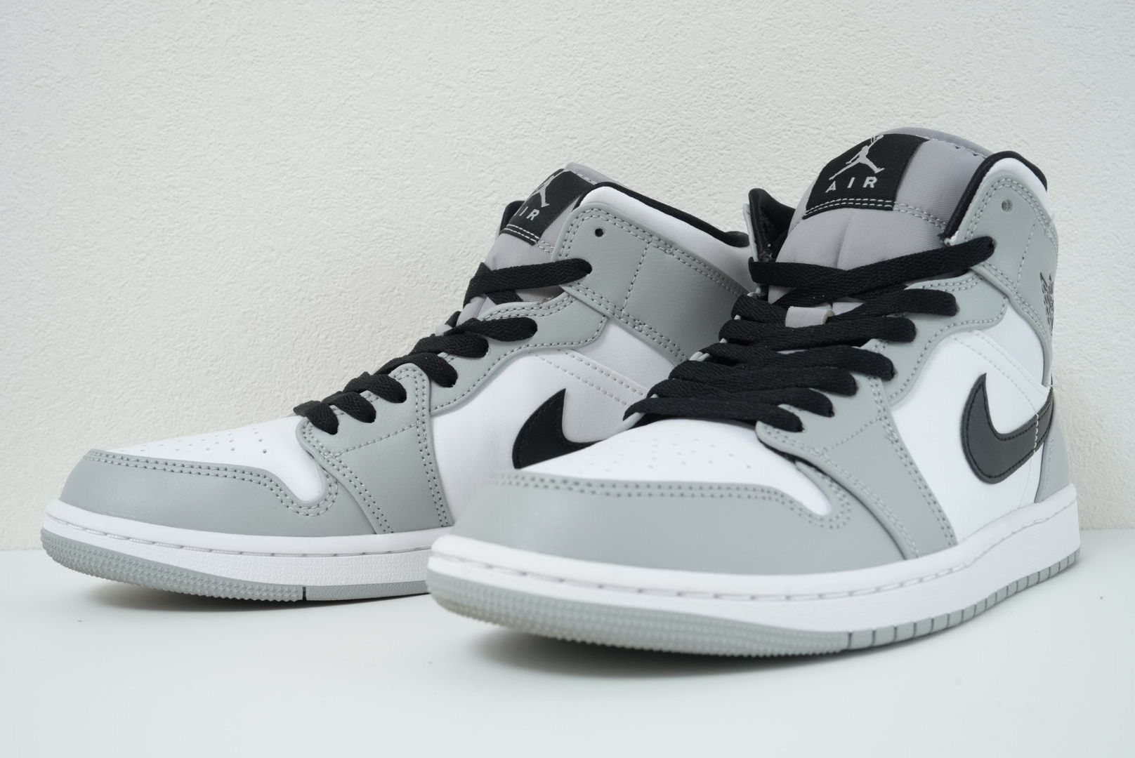 Nike Air Jordan 1 Mid "Light Smoke Grey/White/Black"