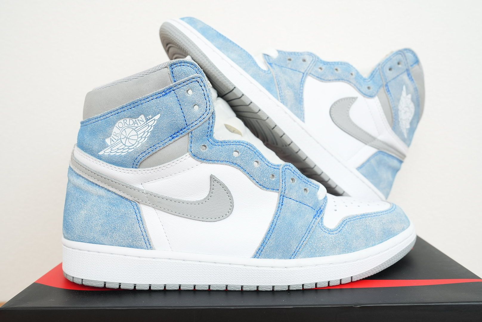 Nike Air Jordan 1 High OG "Hyper Royal"