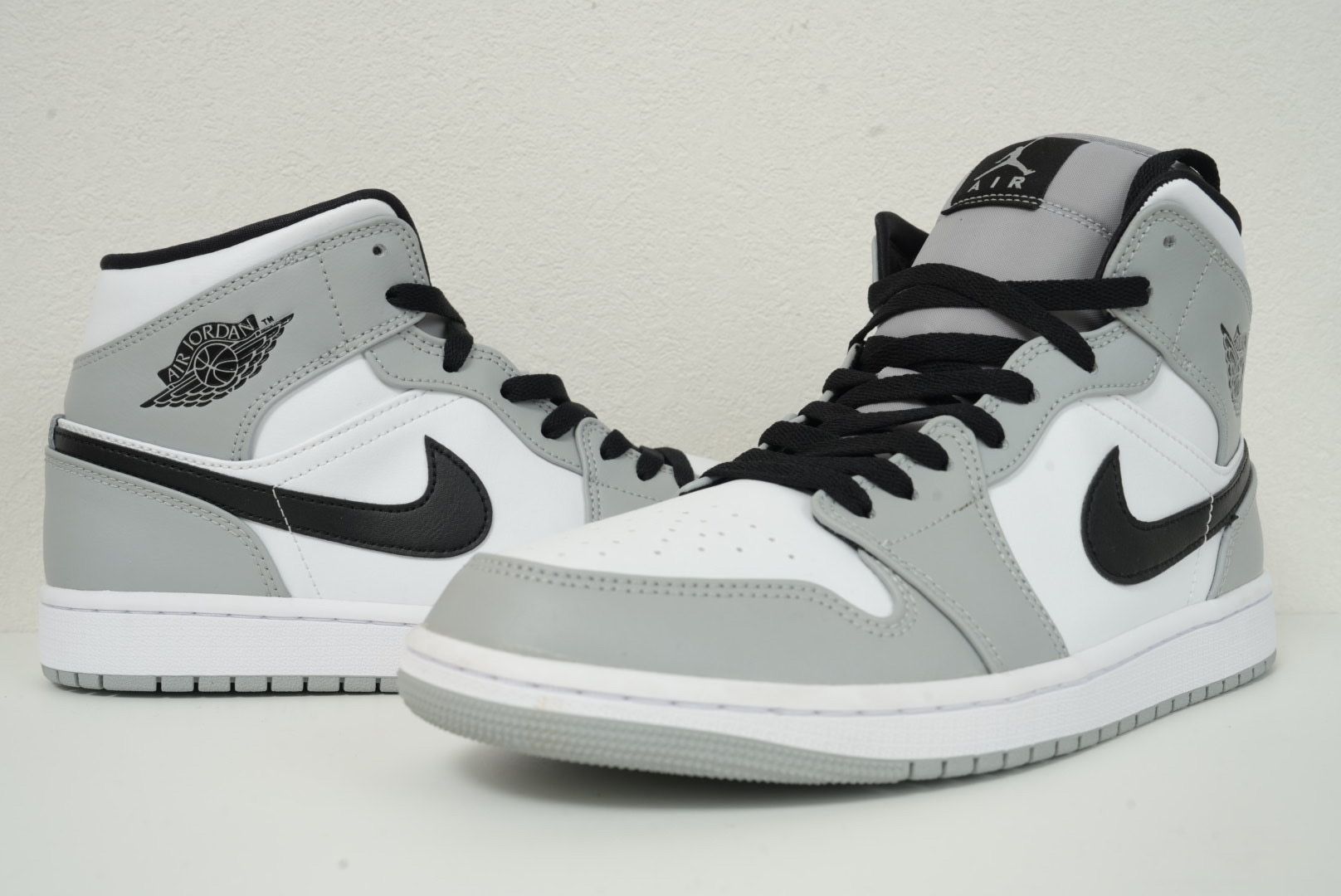 Nike Air Jordan 1 Mid "Light Smoke Grey/White/Black"