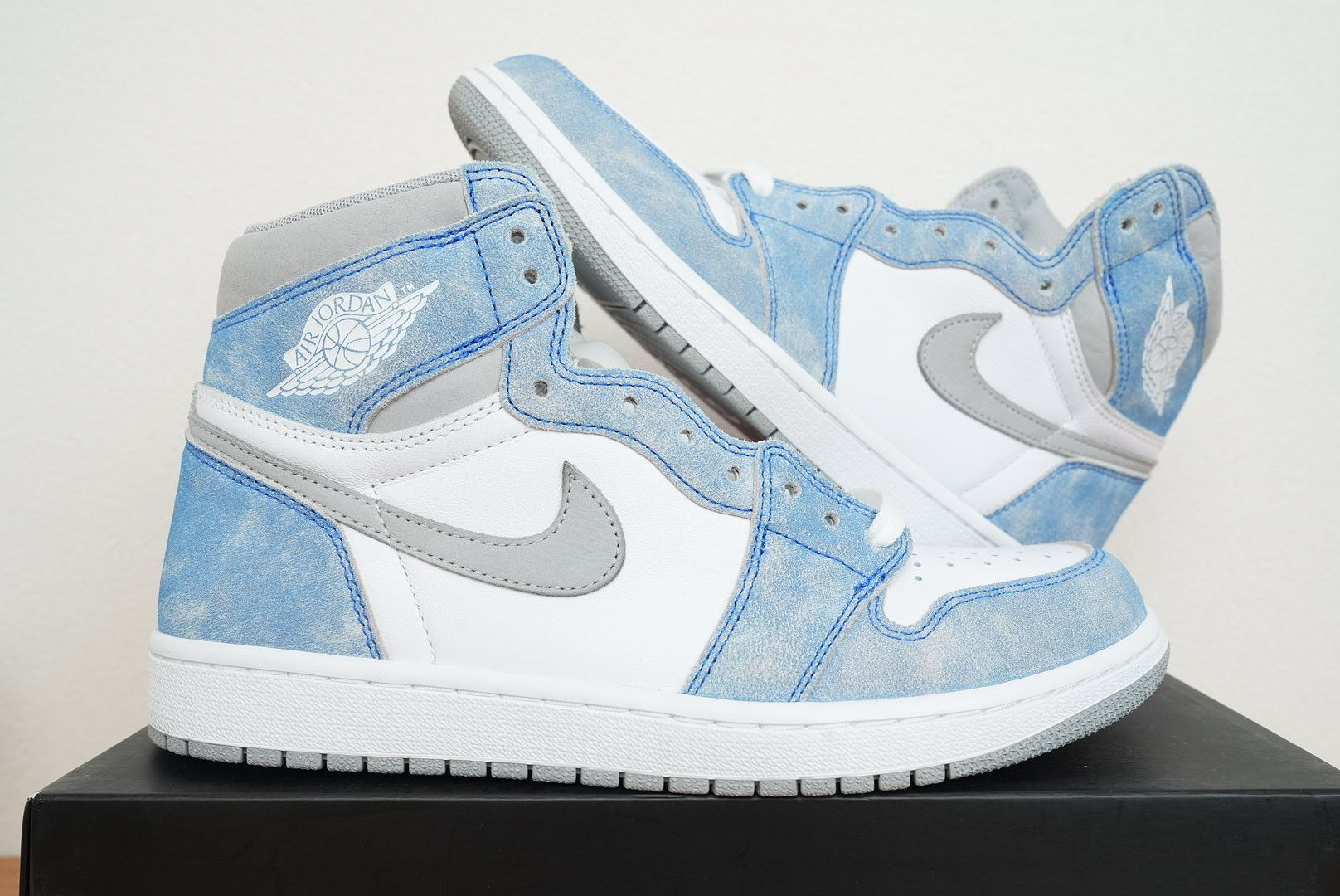 Nike Air Jordan 1 High OG "Hyper Royal"