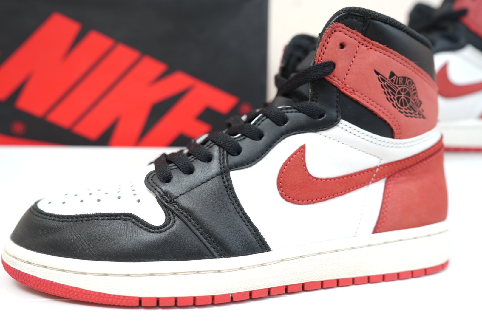 Nike Air Jordan 1 Retro High "Track Red"