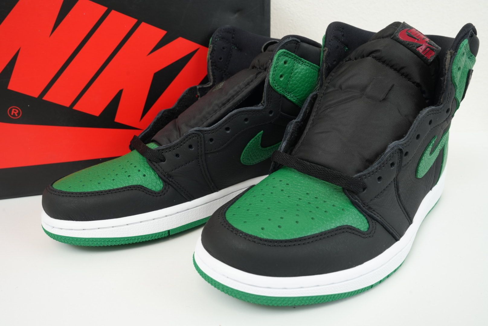 Nike Air Jordan 1 Retro High OG "Black/Pine Green" (2020)