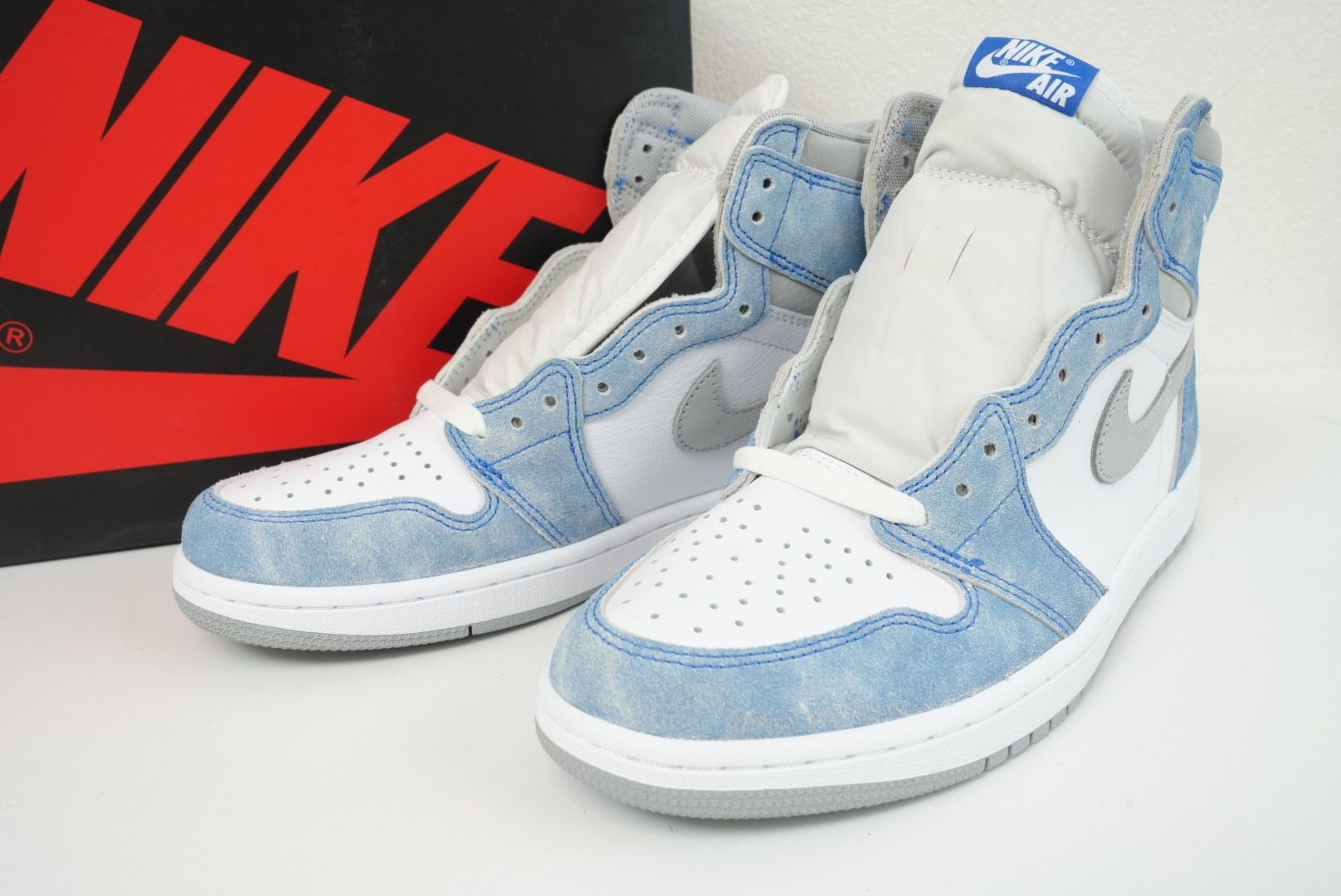 Nike Air Jordan 1 High OG "Hyper Royal"