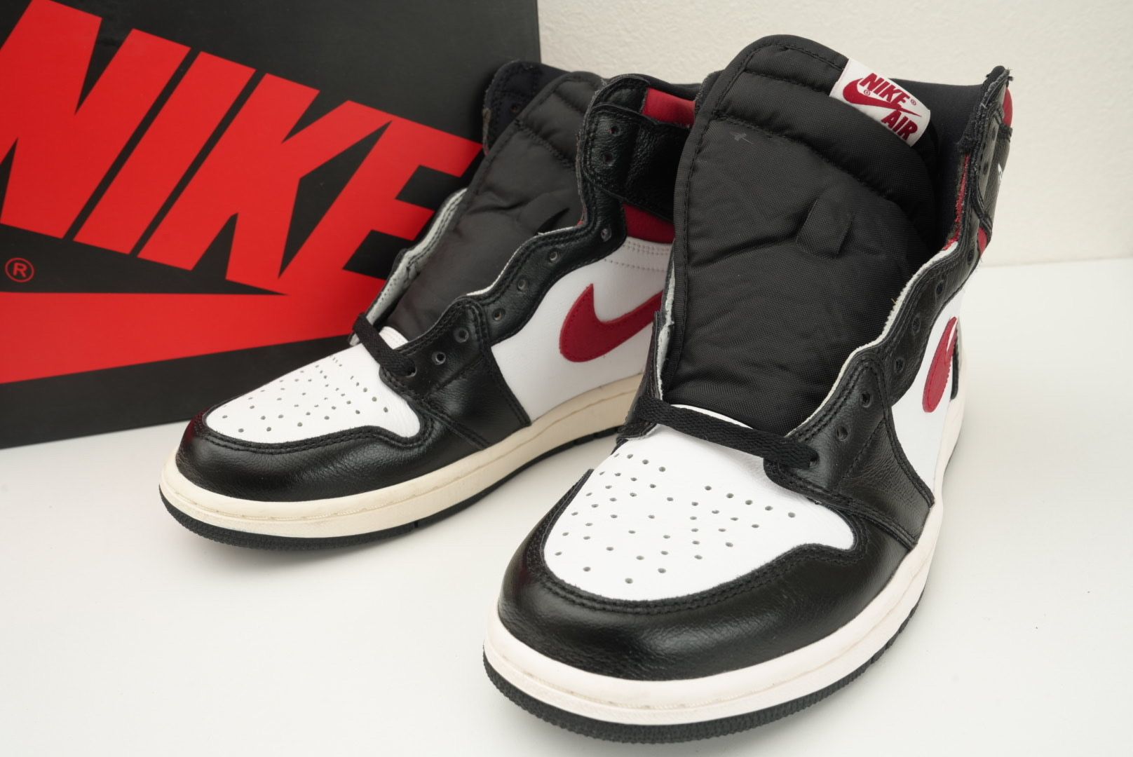 Nike Air Jordan 1 Retro High "Black/White/Sail/Gym Red"