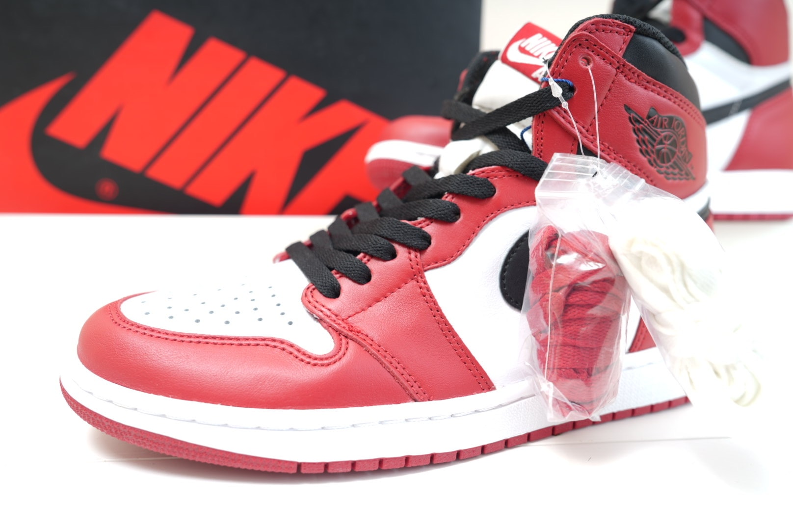 Nike Air Jordan 1 Retro High "Chicago" (2015)