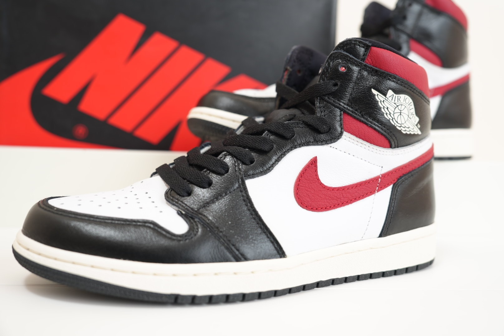 Nike Air Jordan 1 Retro High "Black/White/Sail/Gym Red"