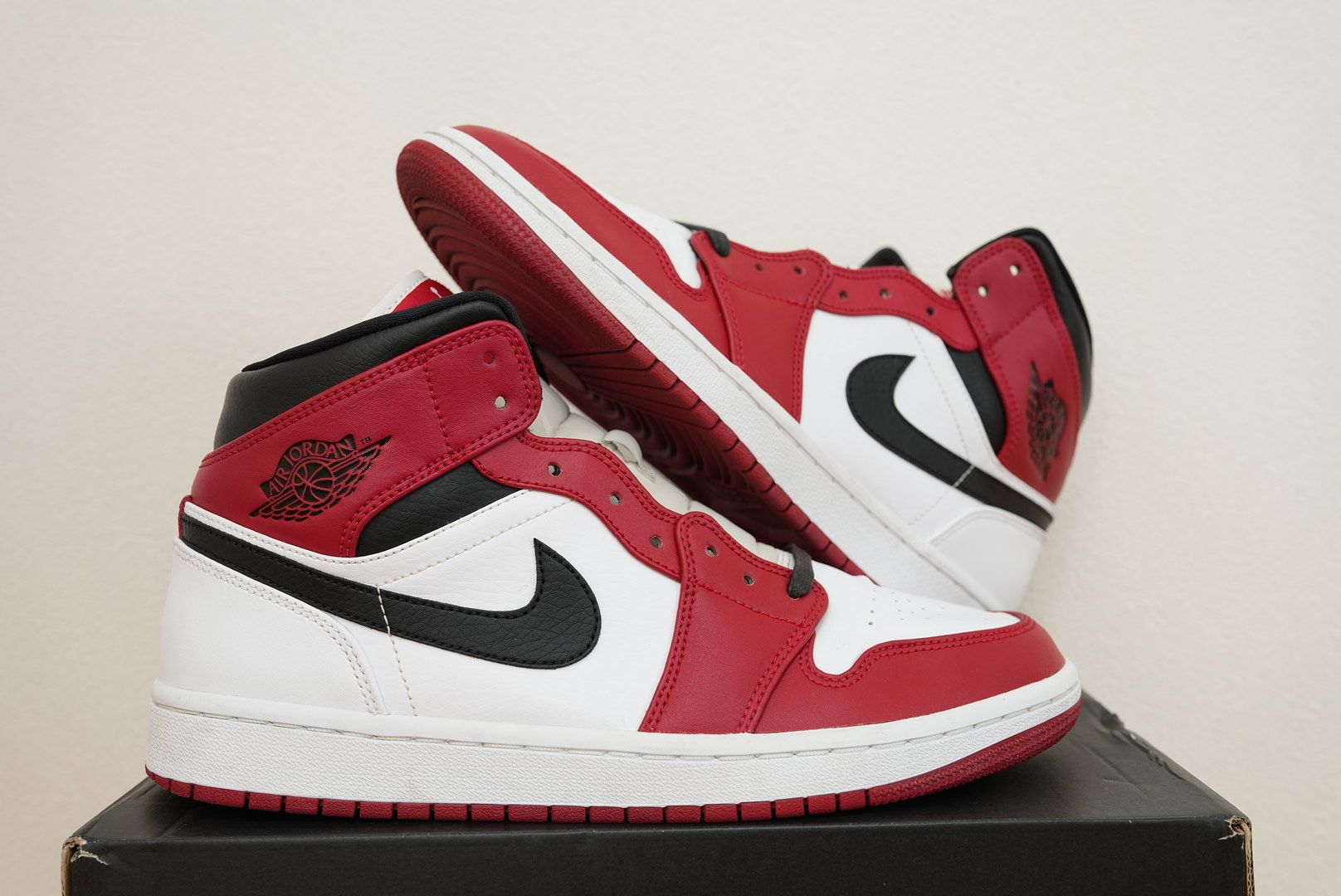Nike Air Jordan 1 Mid "Chicago" 