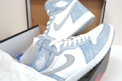 Nike Air Jordan 1 High OG "Hyper Royal"