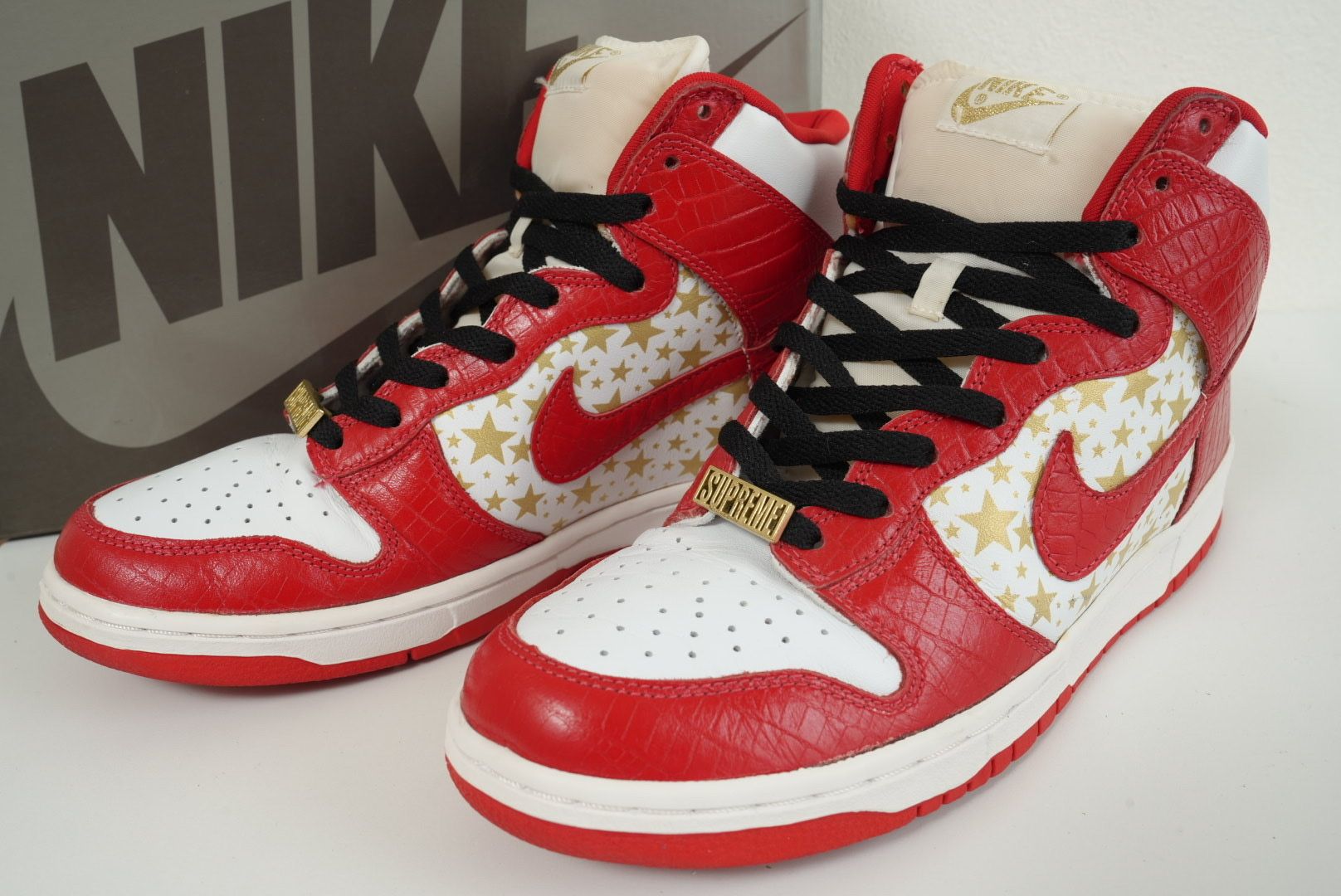 Supreme × Nike SB Dunk High "Red Stars"