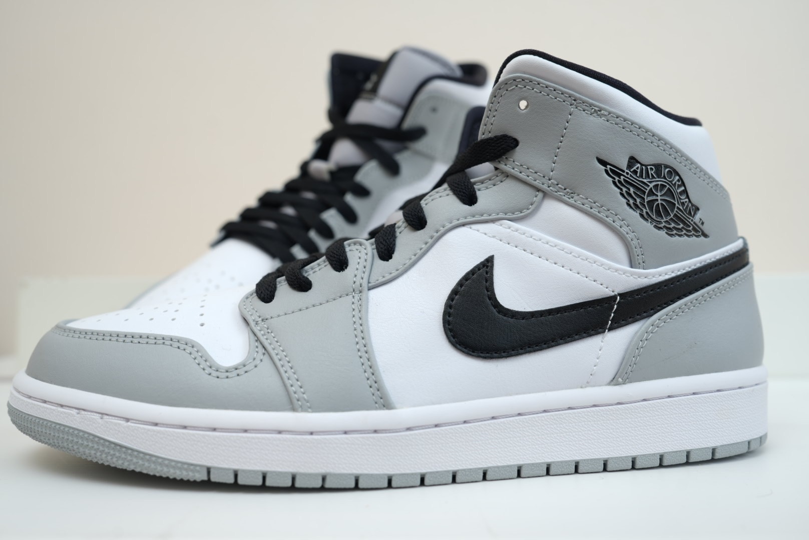 Nike Air Jordan 1 Mid "Light Smoke Grey/White/Black"