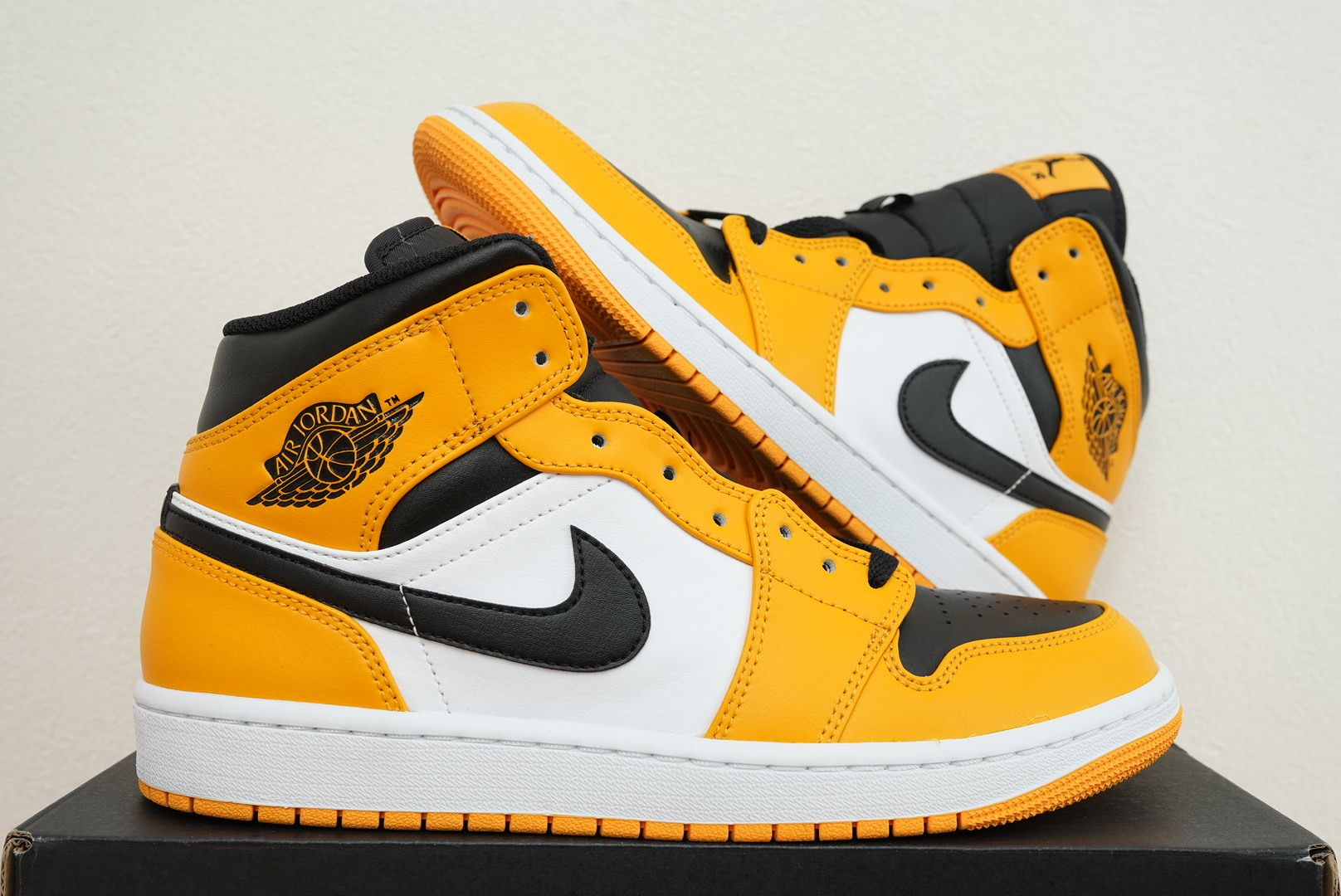 Nike Air Jordan 1 Mid "Taxi"