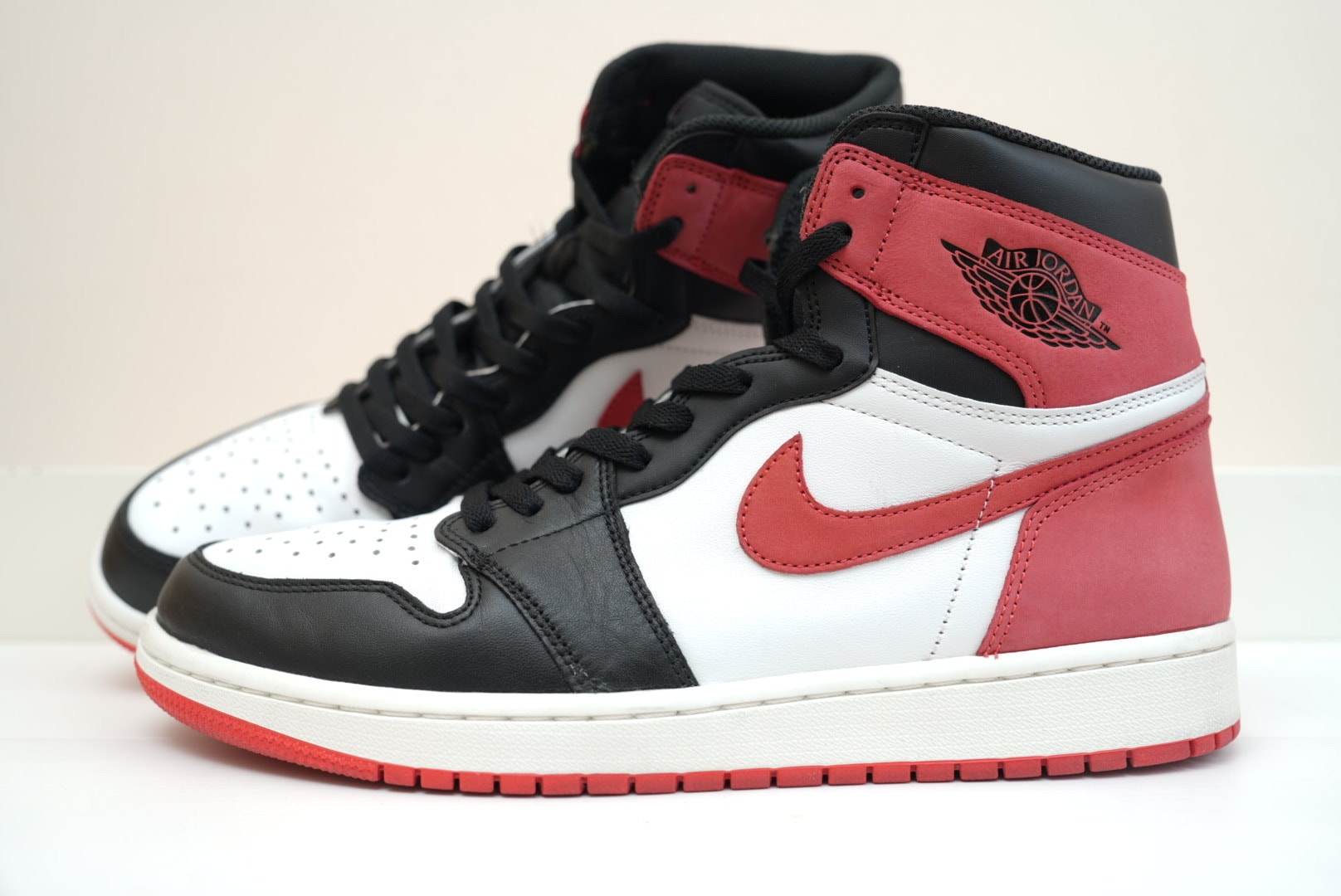 NIKE AIR JORDAN 1 RETRO HIGH "TRACK RED"