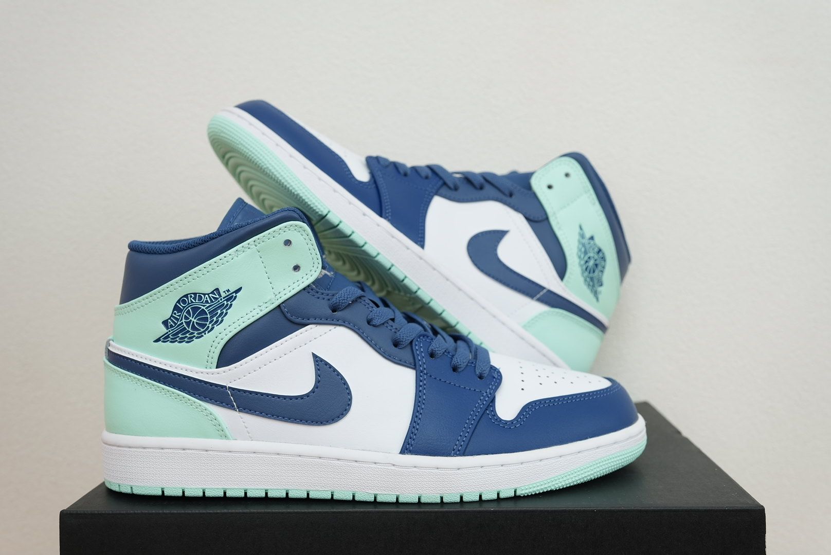 Nike Air Jordan 1 Mid "Blue Mint"