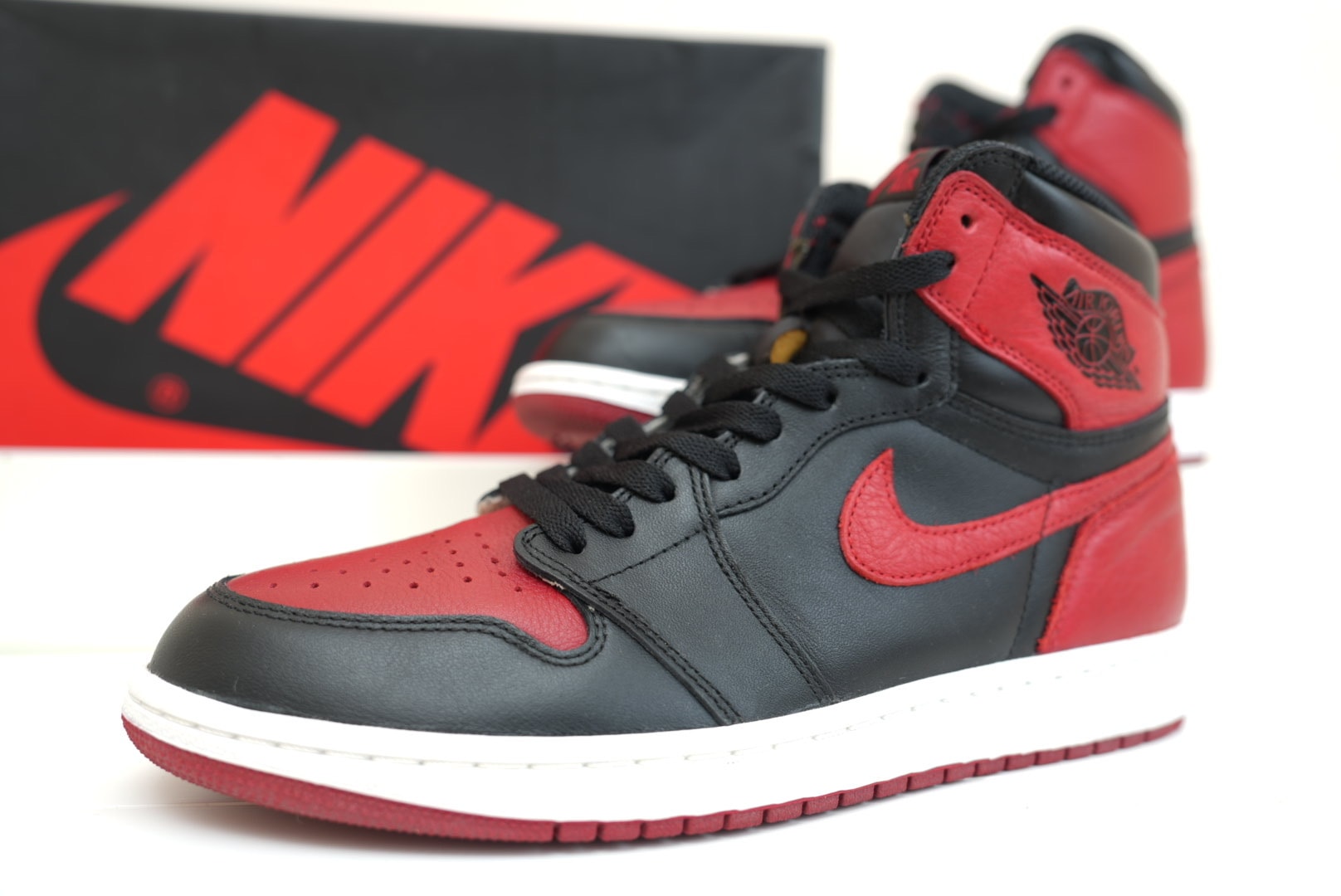 Nike Air Jordan 1 Retro High OG "Bred/Banned" (2016)