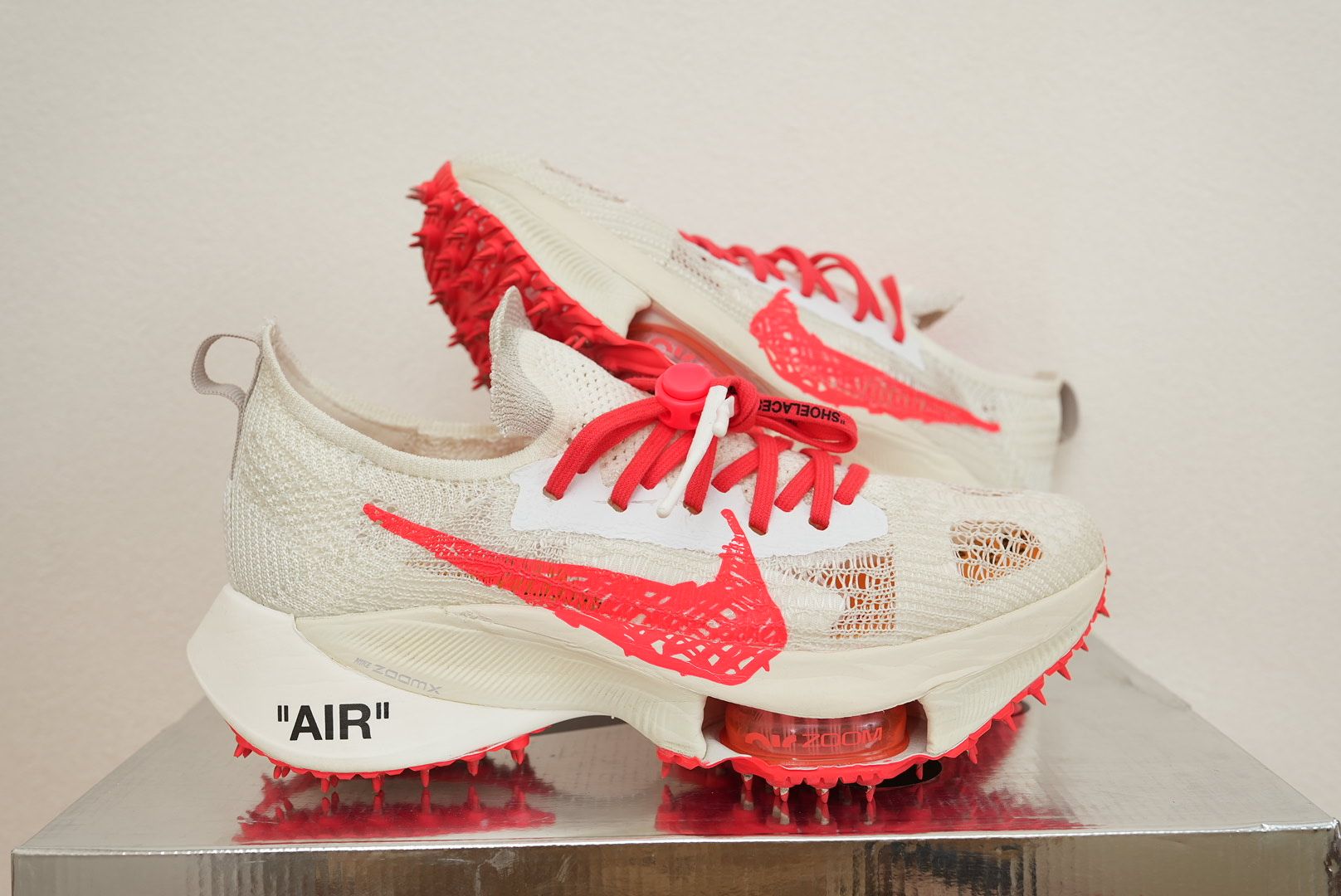 Off-White × Nike Air Zoom Tempo Next% Flyknit "Solar Red"