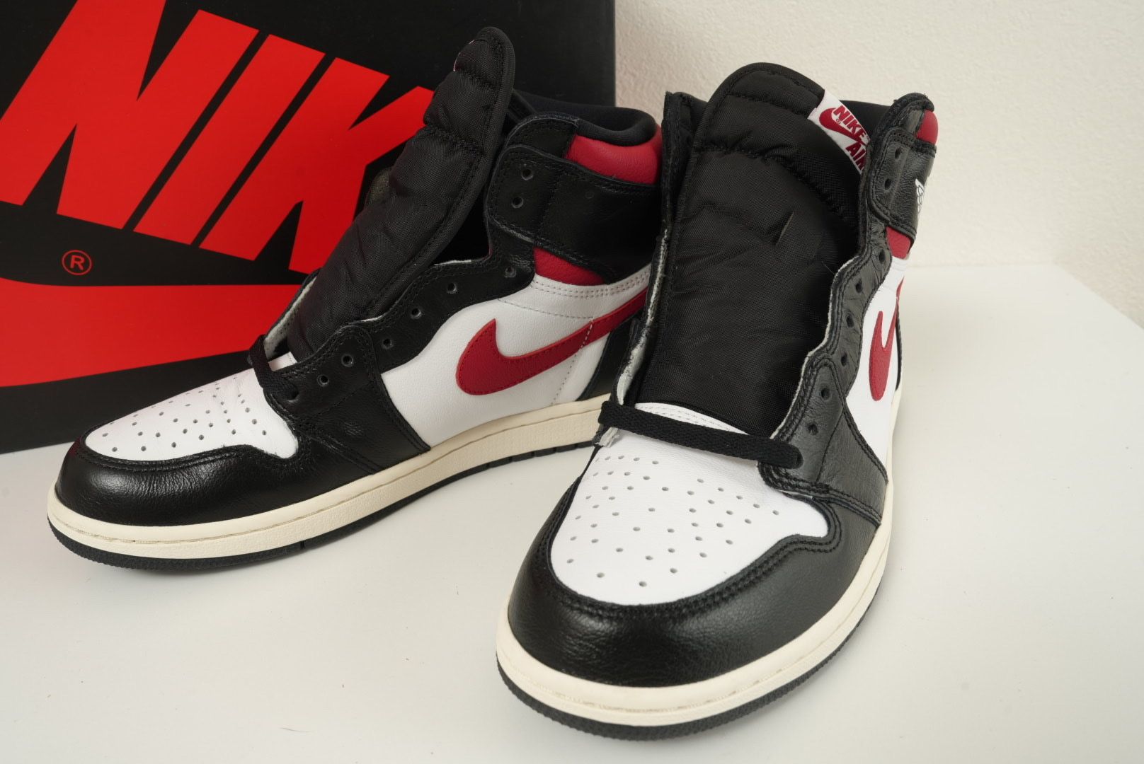 Nike Air Jordan 1 Retro High "Black/White/Sail/Gym Red"