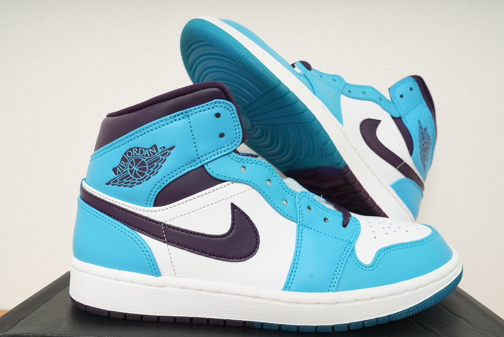 NIKE AIR JORDAN 1 MID HORNETS