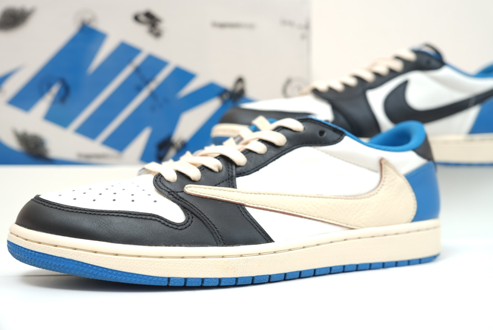 トラヴィススコット × フラグメントデザイン × ナイキ エアジョーダン1 ロー OG SP "ミリタリー ブルー"