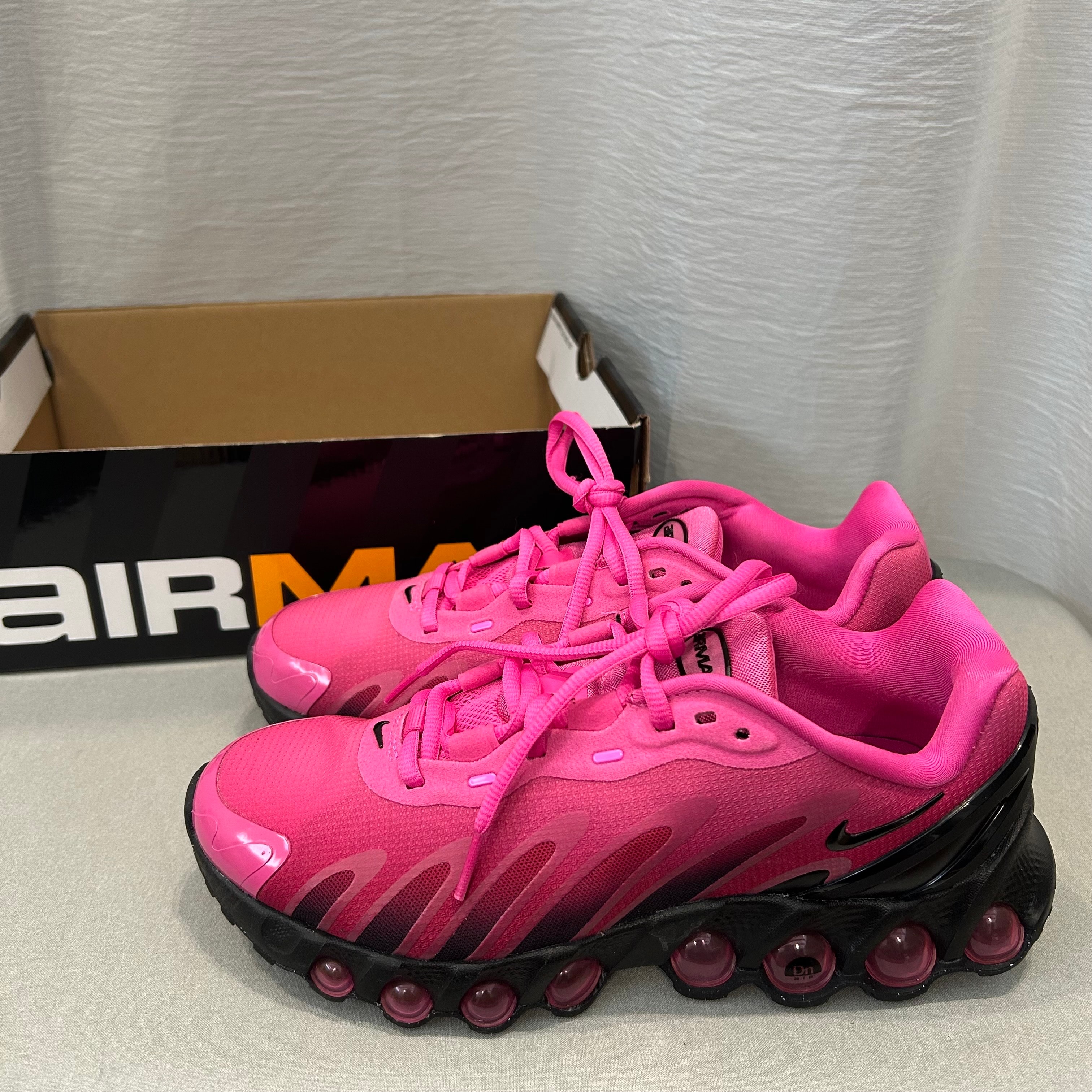 ナイキ ウィメンズ エアマックスDN8 "レーザーフューシャ/スポーツフューシャ/ブラック"