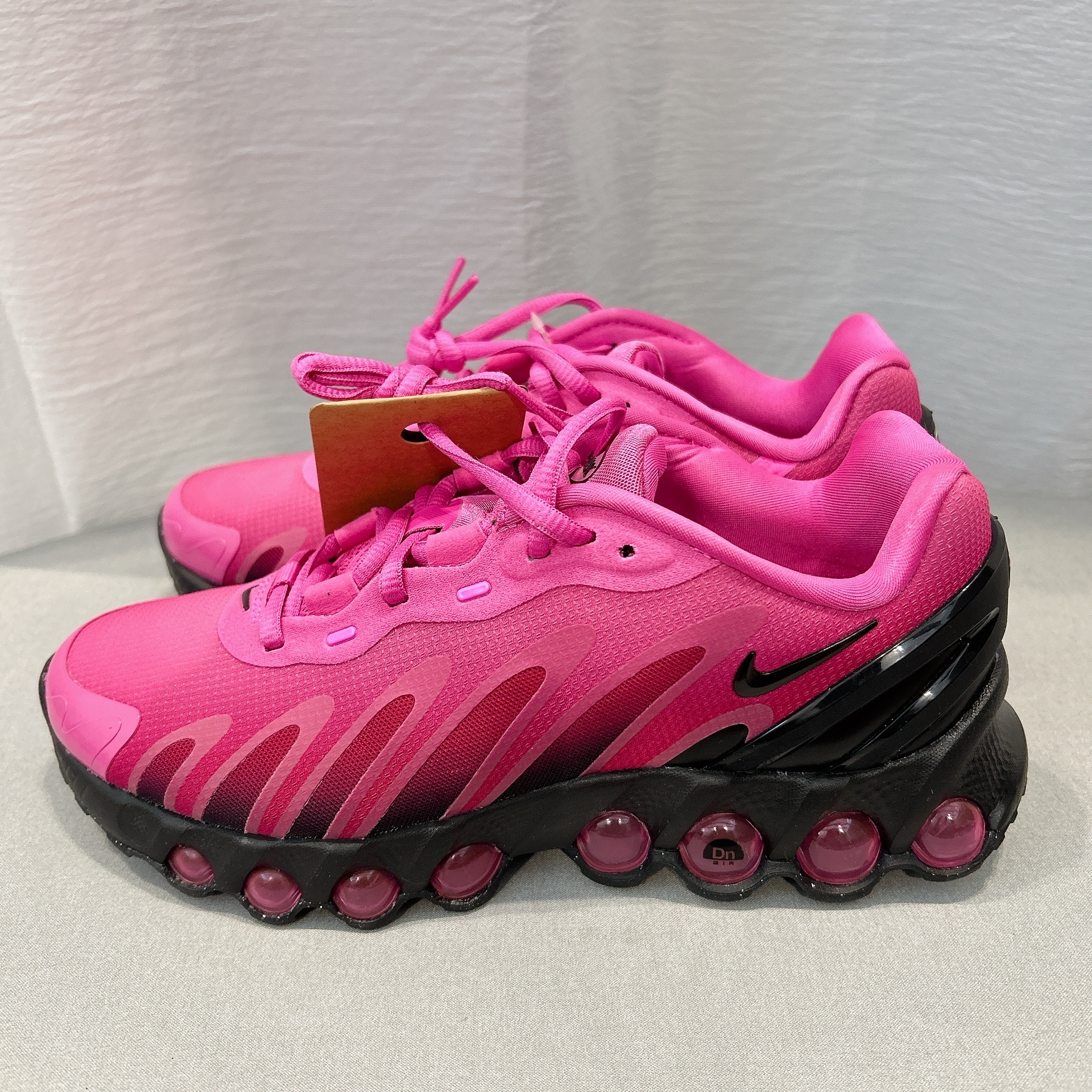 ナイキ ウィメンズ エアマックスDN8 "レーザーフューシャ/スポーツフューシャ/ブラック"