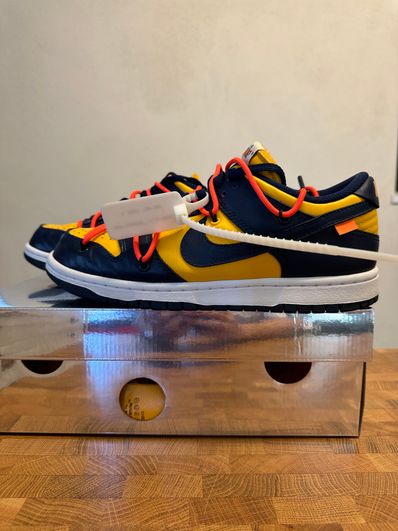 OFF-WHITE × NIKE DUNK LOW UNIVERSITY GOLD/MIDNIGHT NAVY/WHITEの