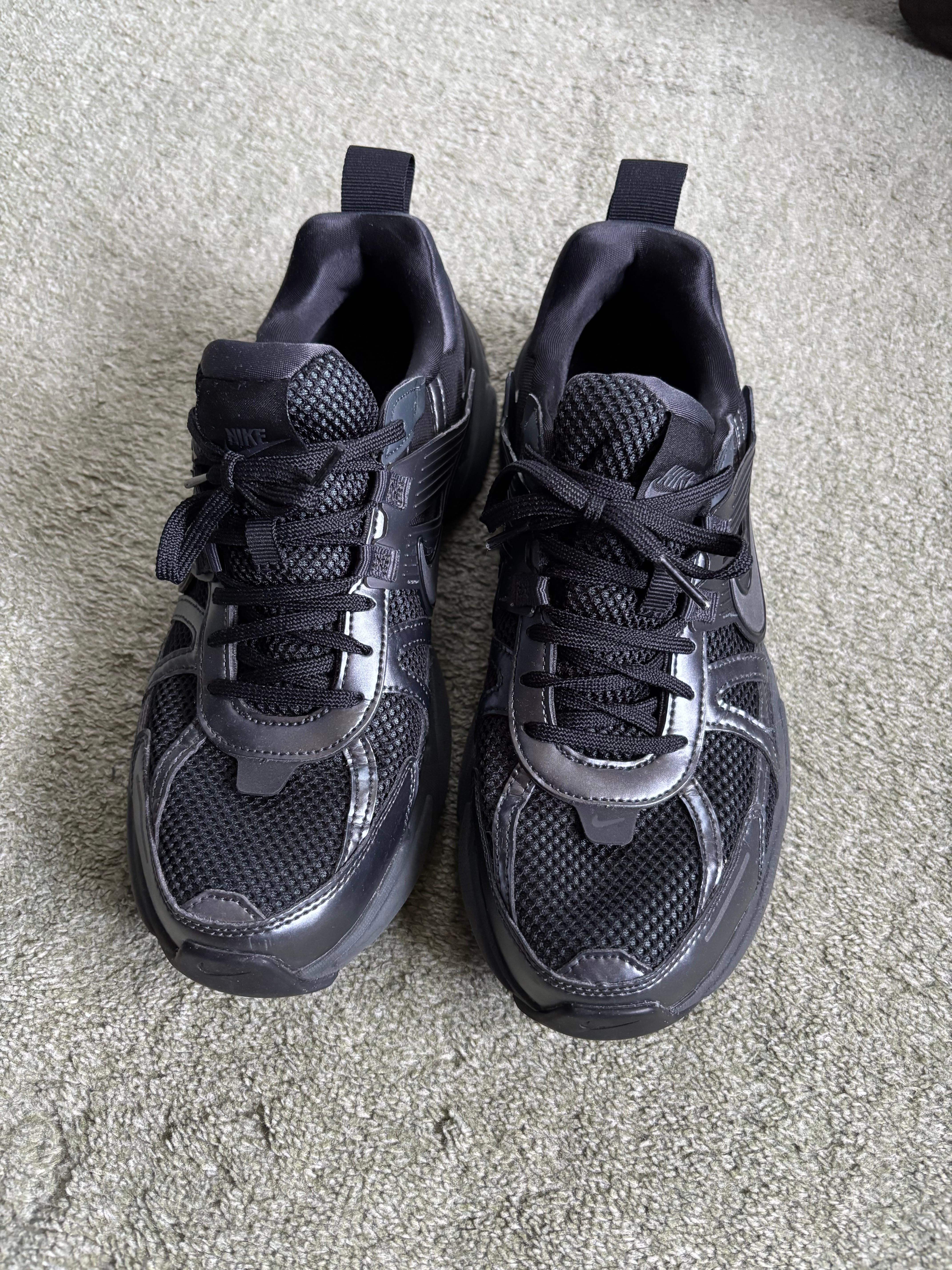 ナイキ ウィメンズ V2K ラン "ブラック アンド アンスラサイト"