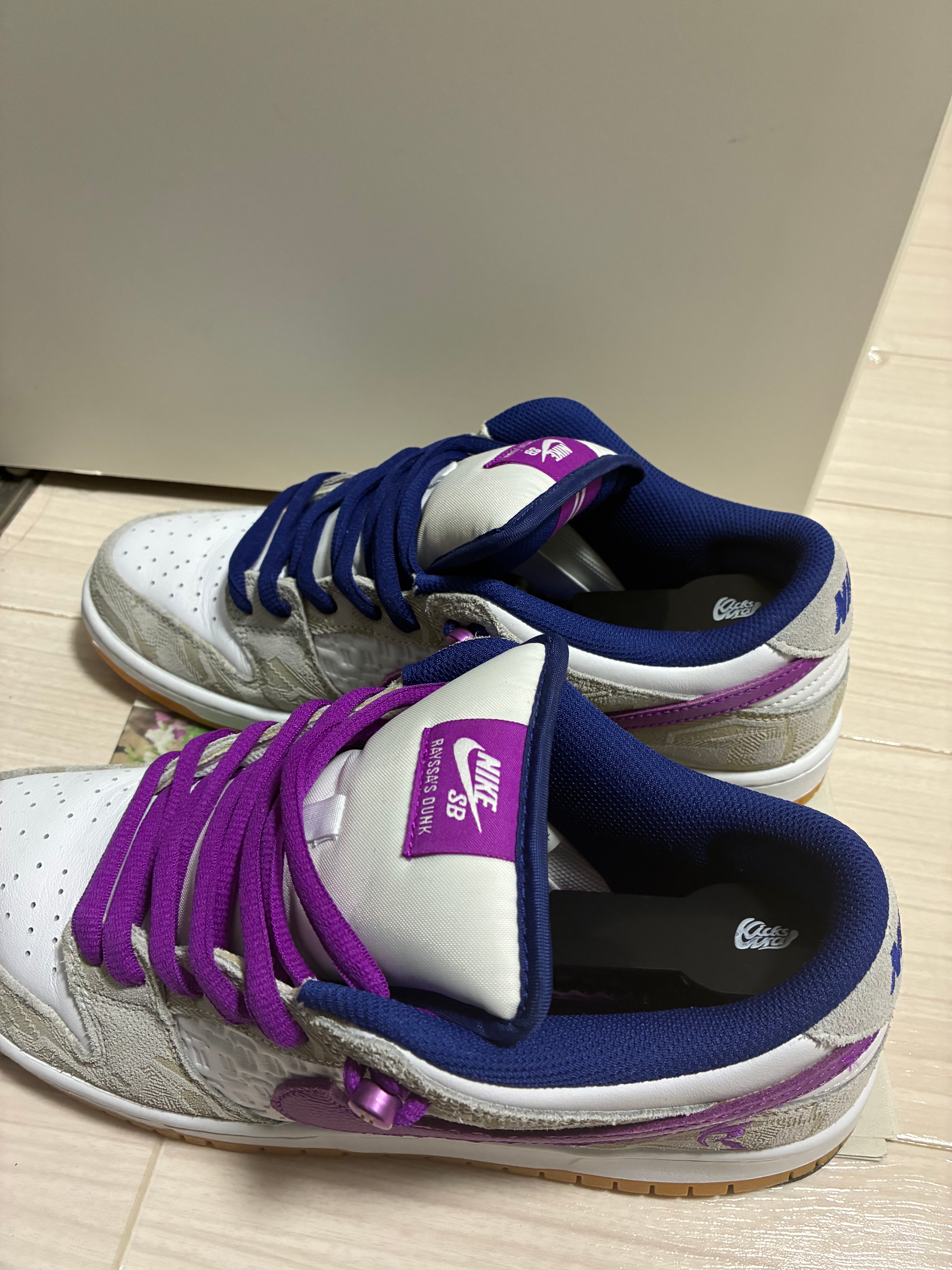 ライッサ・レアウ × ナイキ SB ダンク ロー プレミアム "ピュアプラチナム アンド ヴィヴィッドパープル"