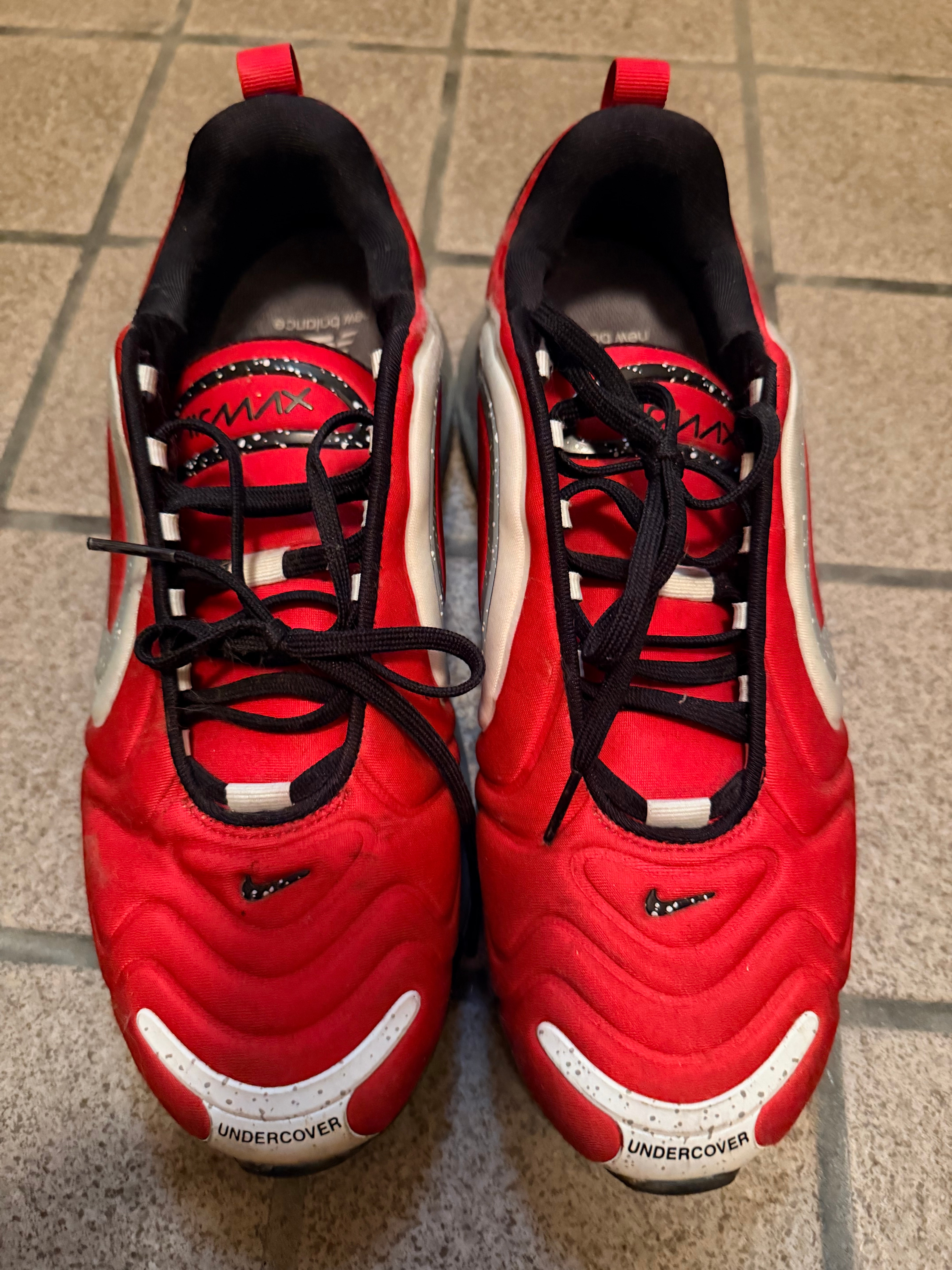 アンダーカバー × ナイキ エアマックス720 "ユニバーシティレッド"