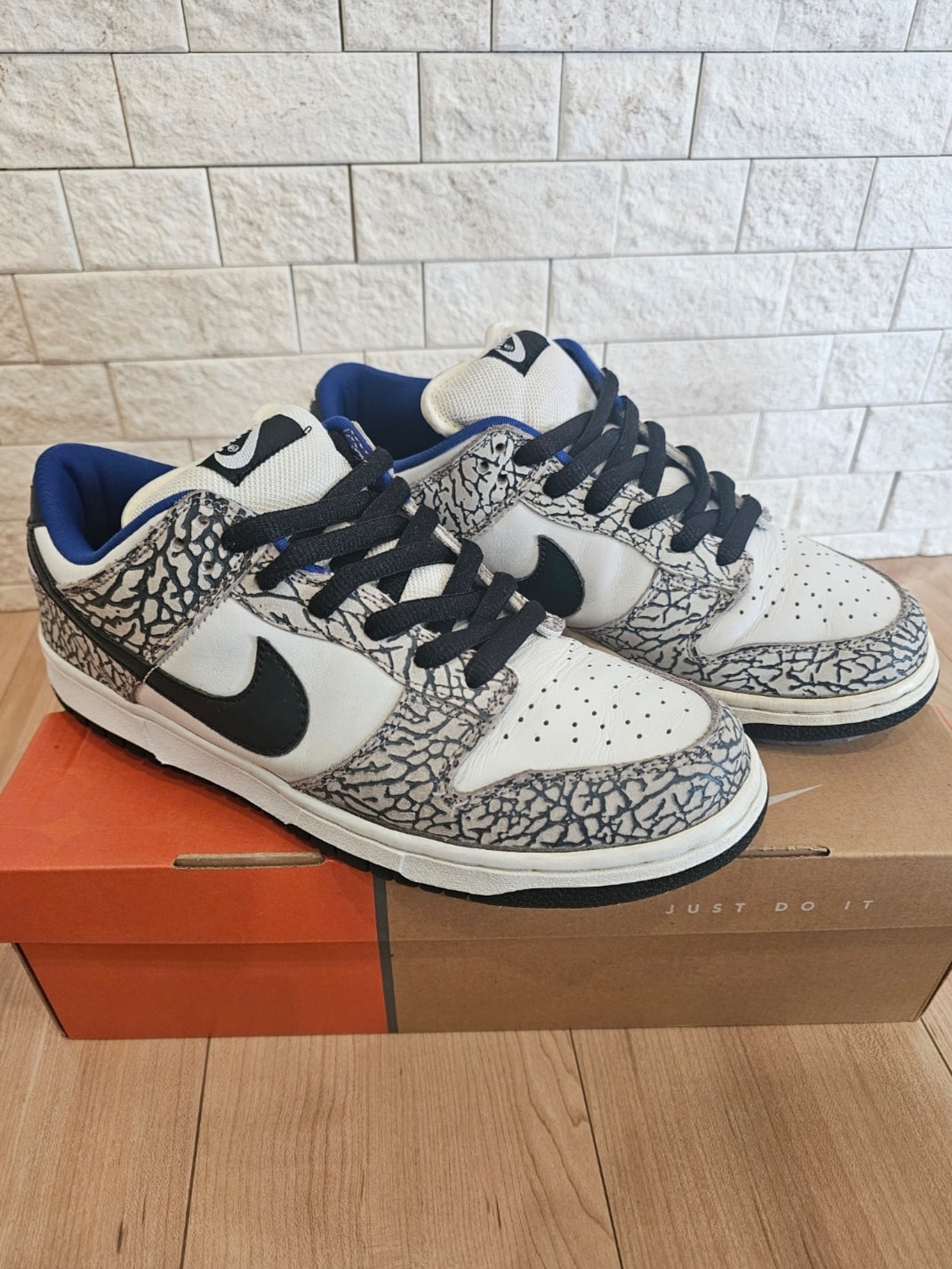 Supreme × Nike SB Dunk Low "White Cement/Safari" (2002)