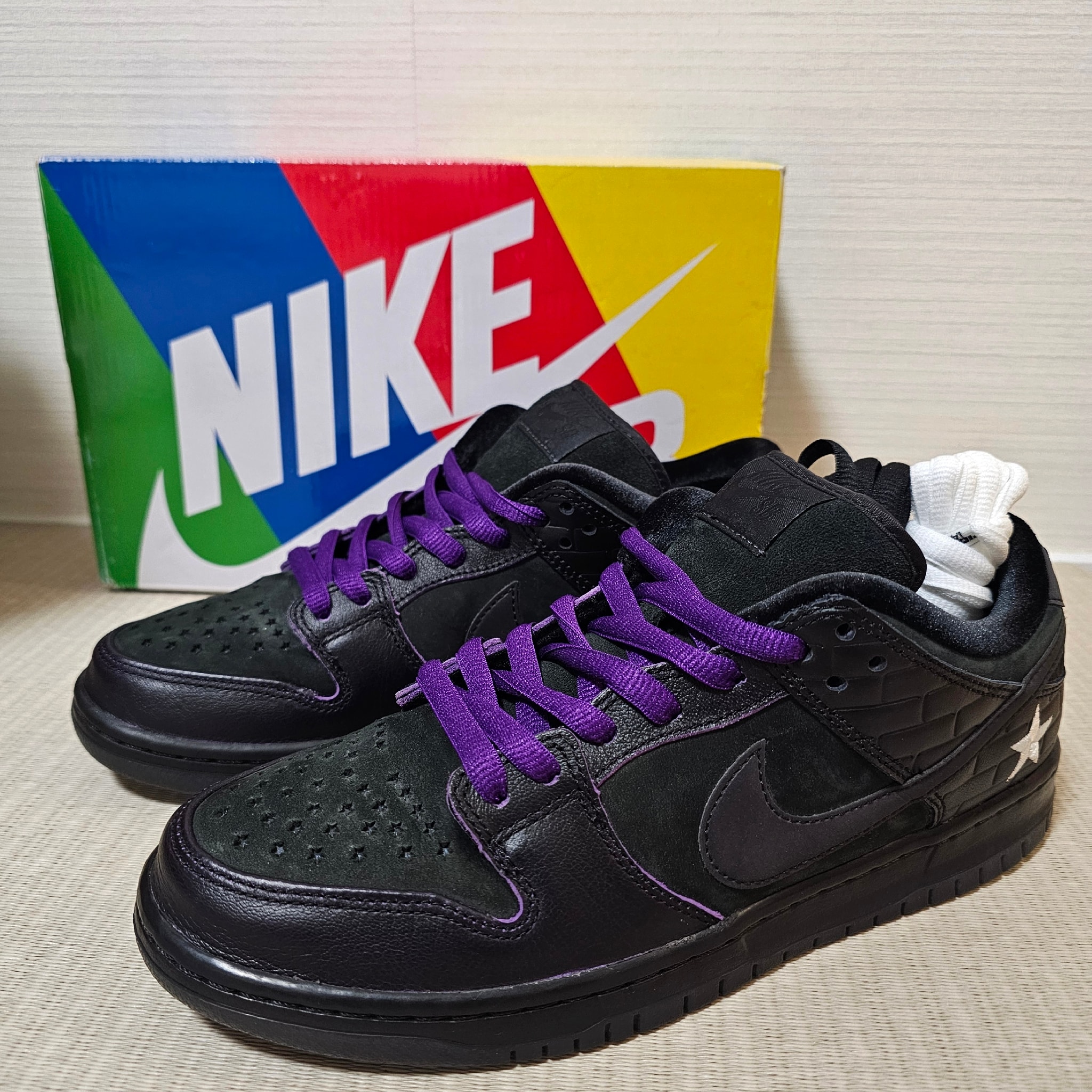 Familia × Nike SB Dunk Low First Avenue "Black/Voltage Purple-White"