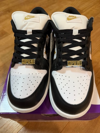 Supreme × Nike SB Dunk Low OG QS Gold Stars "White/Black"