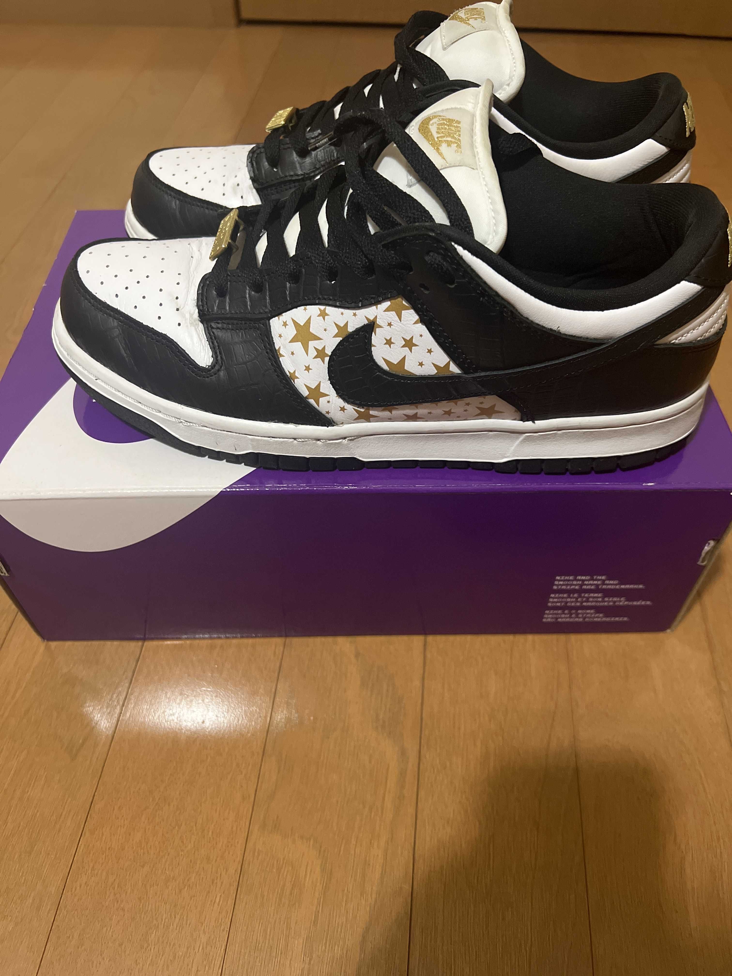 Supreme × Nike SB Dunk Low OG QS Gold Stars "White/Black"