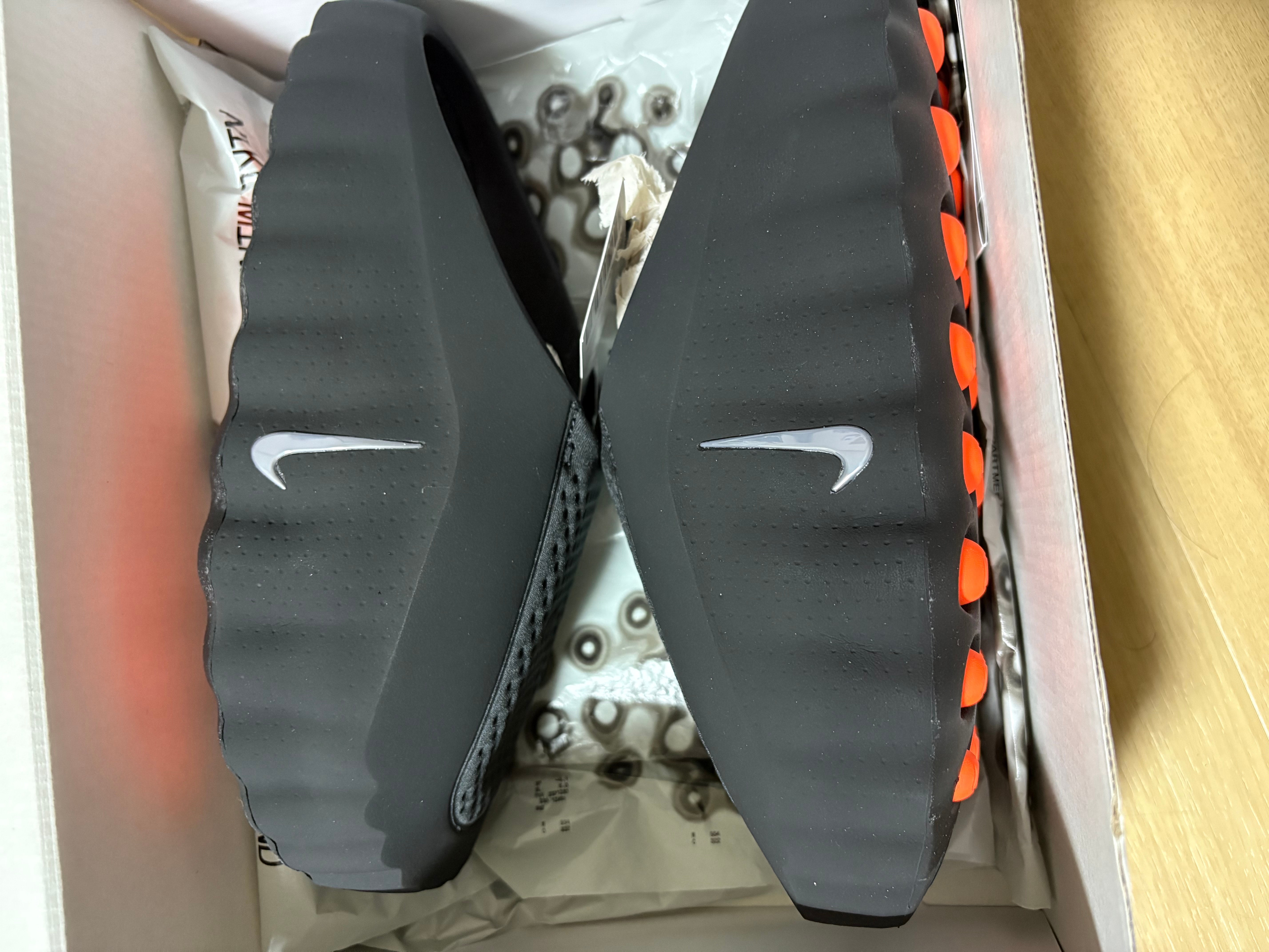 ナイキ マインド001 ミュール "ブラック/ハイパークリムゾン/ホワイト/クロム"