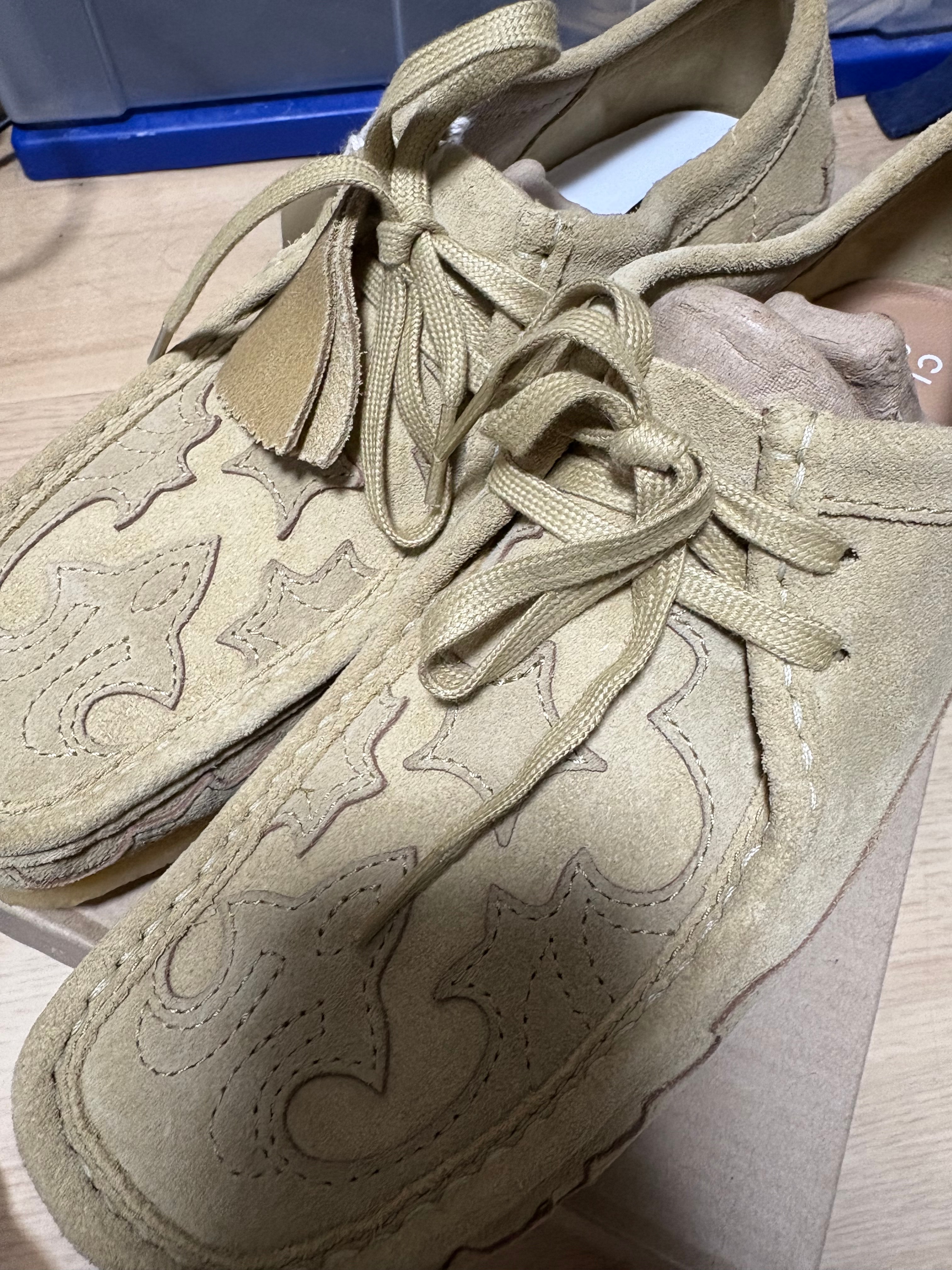 シュプリーム × クラークス ワラビー "メープル"