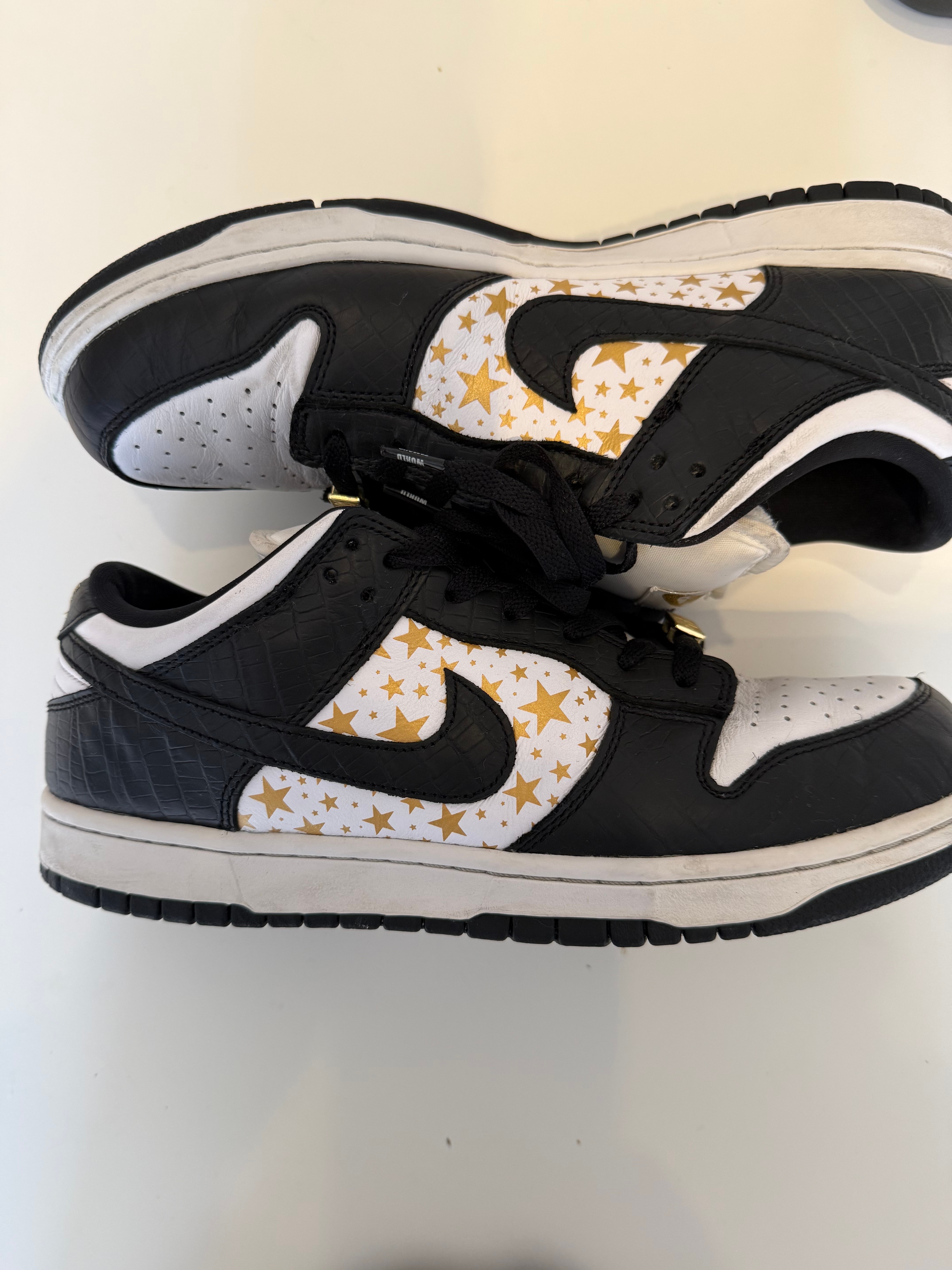 Supreme × Nike SB Dunk Low OG QS Gold Stars "White/Black"