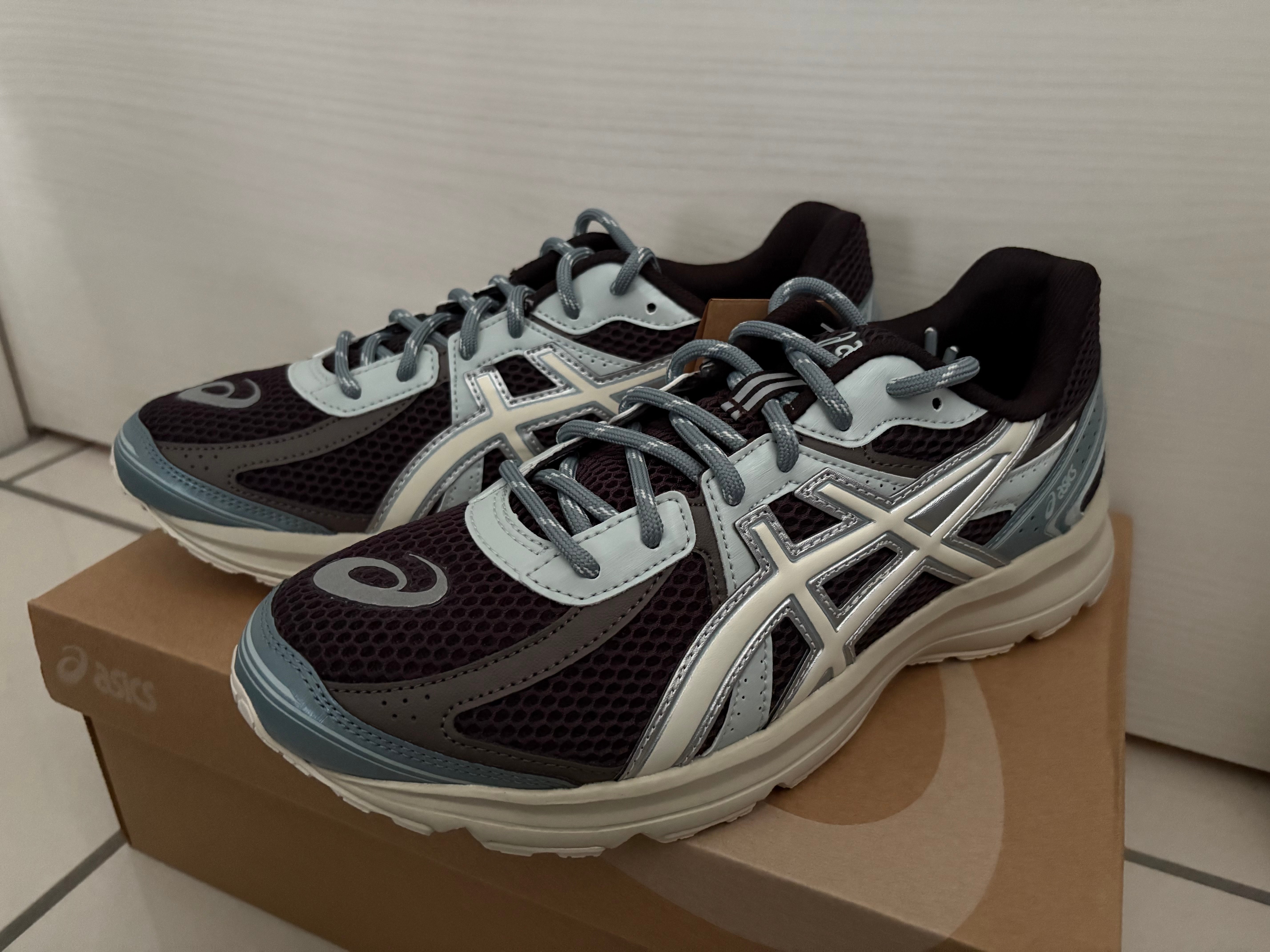 キス ロニー ファイグ × アシックス ジョグ100S "エスプレッソ/バニラアイス"