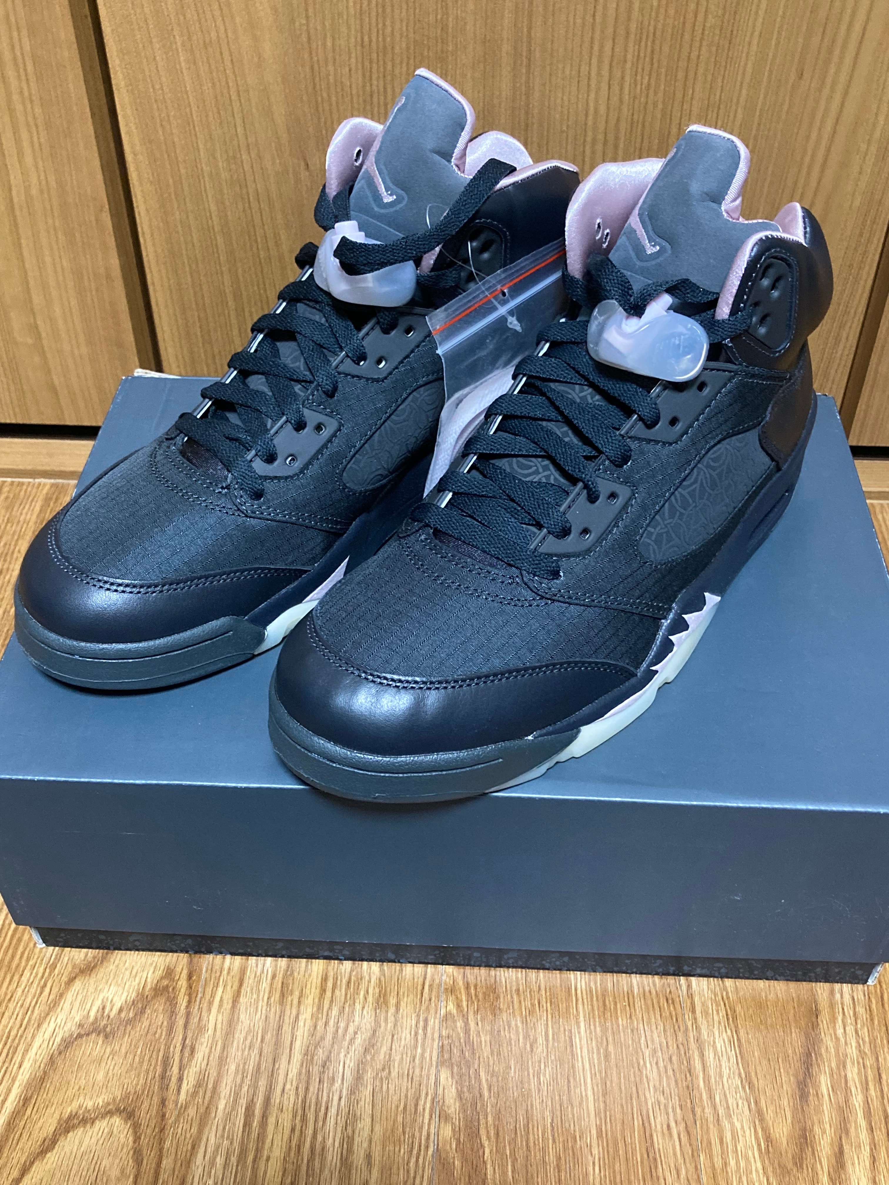 パリサンジェルマン × ナイキ エアジョーダン5 レトロ "オフノワール/パーティクルローズ/アンスラサイト/パールピンク/セイル"