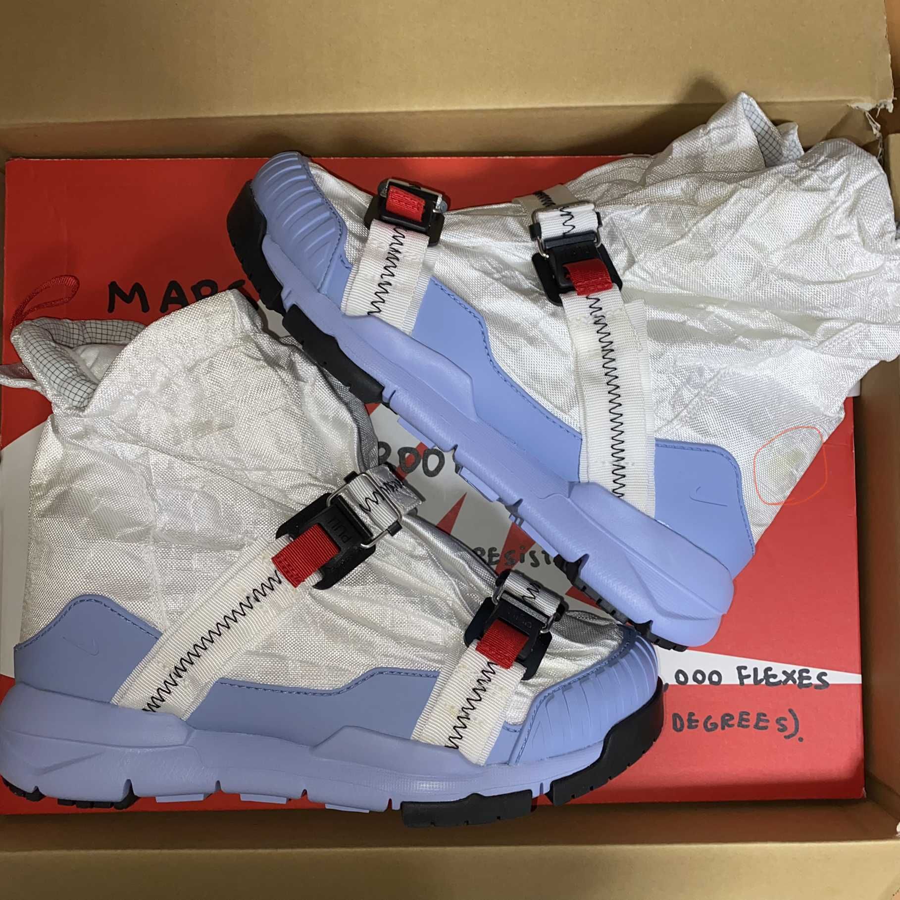 TOM SACHS × NIKE MARSYARD OVERSHOE "WHITE/LIGHT BLUE"