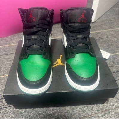 Nike Air Jordan 1 Mid "Pine Green"