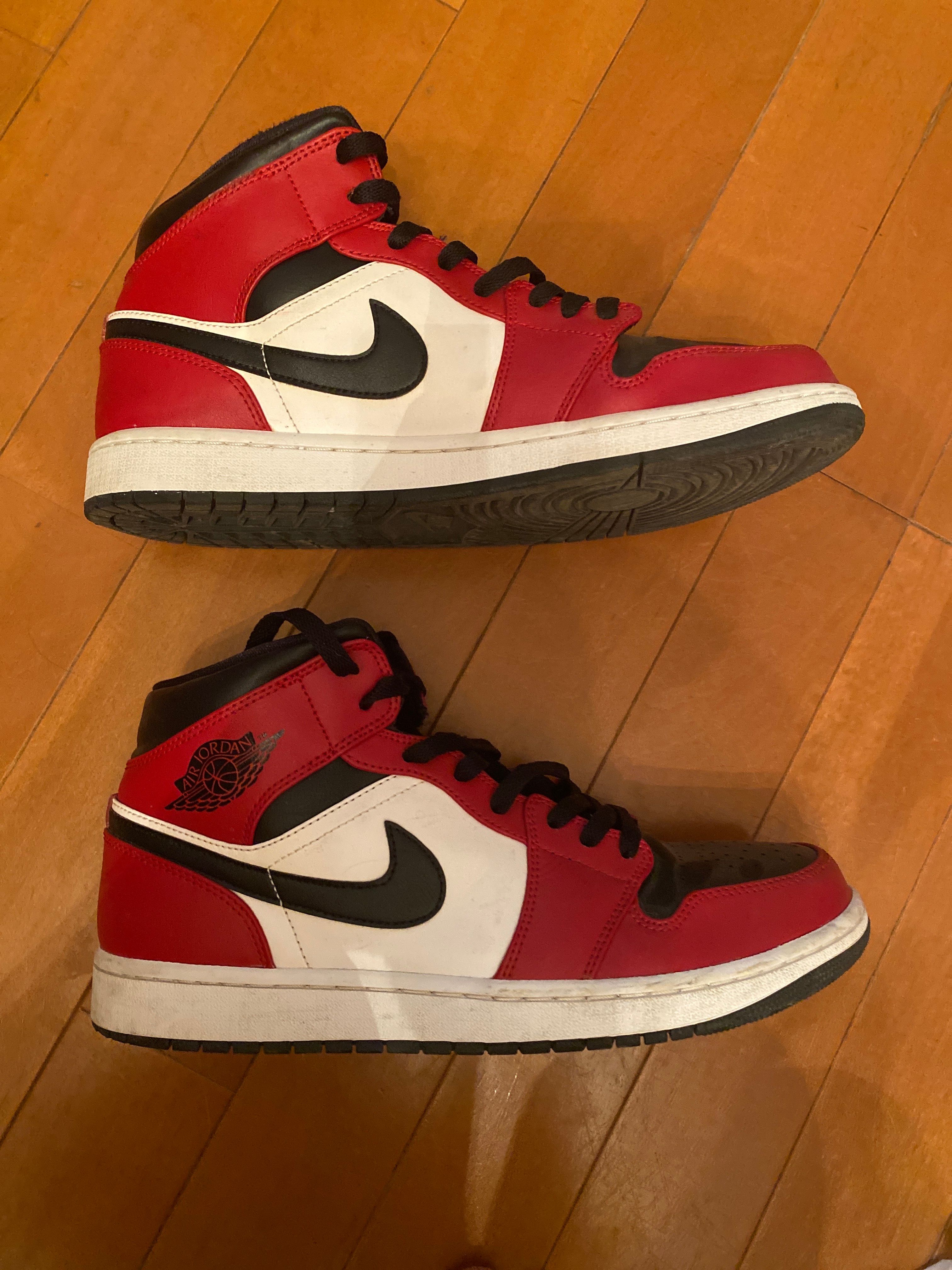 Nike Air Jordan 1 Mid "Chicago Black Toe"
