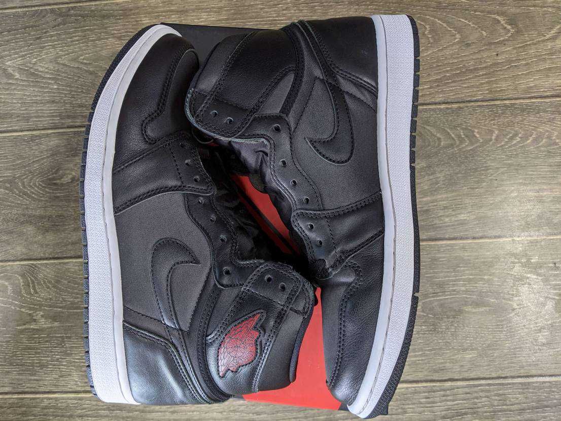 Nike Air Jordan 1 Retro High OG "Black/Metallic Silver/Gym Red"